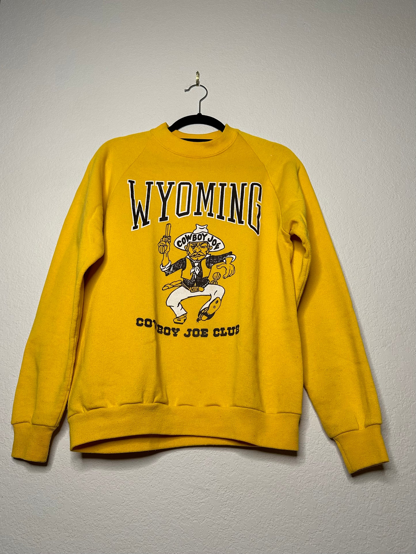 80’s Wyoming Cowboys Pistol Pete Raglan Sweatshirt USA (Unisex M)