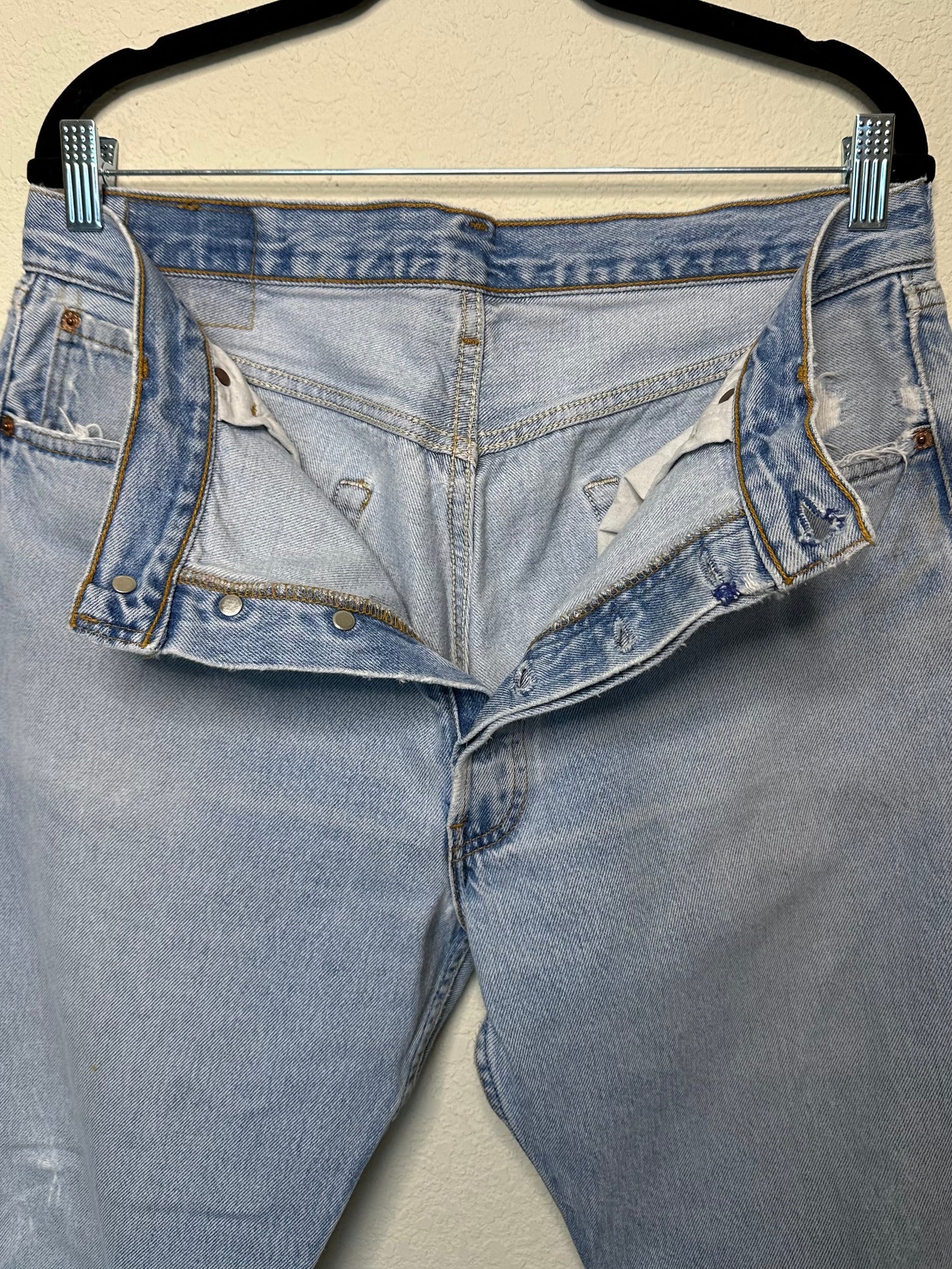 90’s Levi’s 501 Distressed Jeans (Men’s 32x32 / Women’s 32)