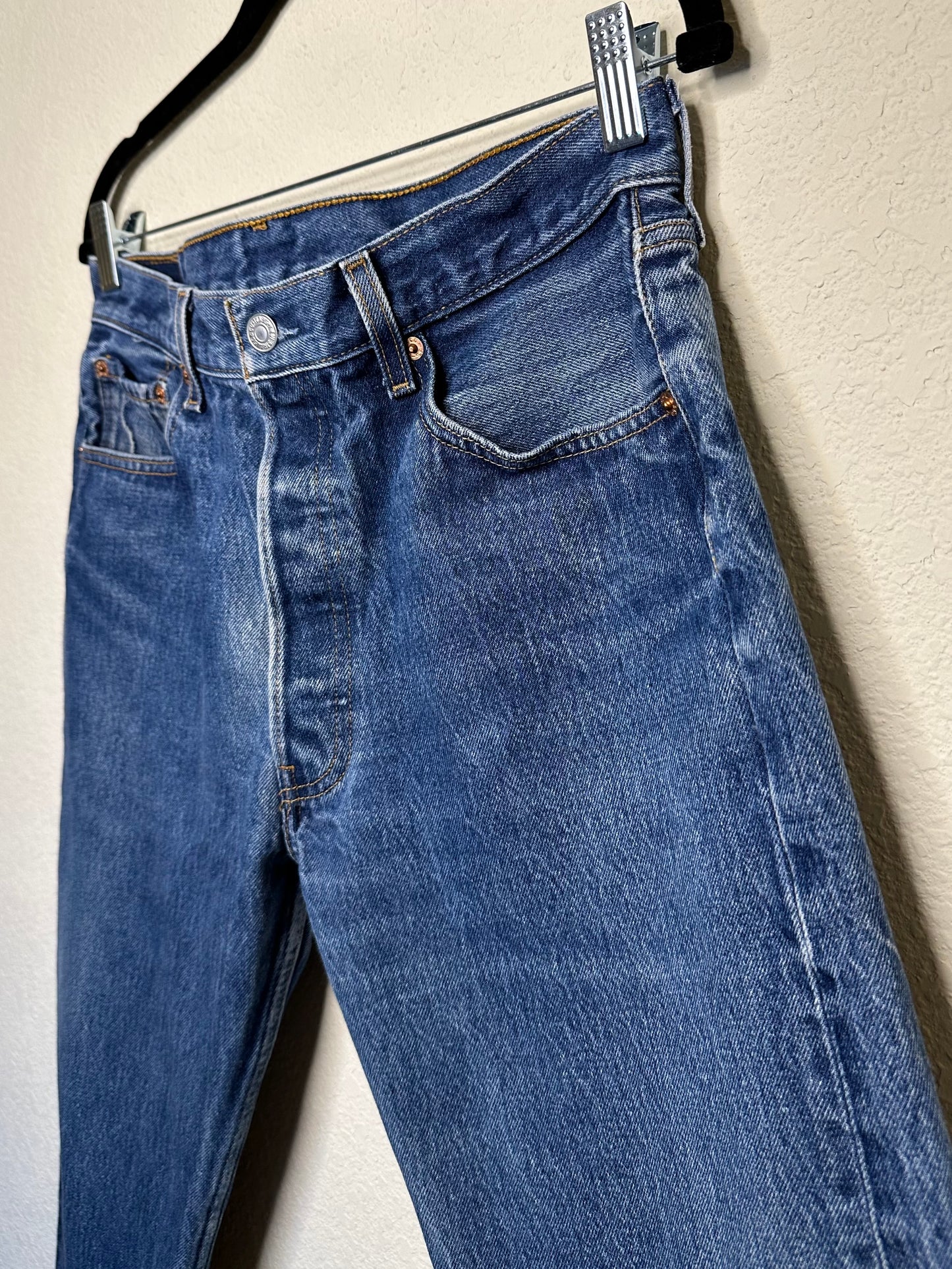 90’s Levi’s 501 Crop Jeans (Men’s 31x28 / Women’s 8)