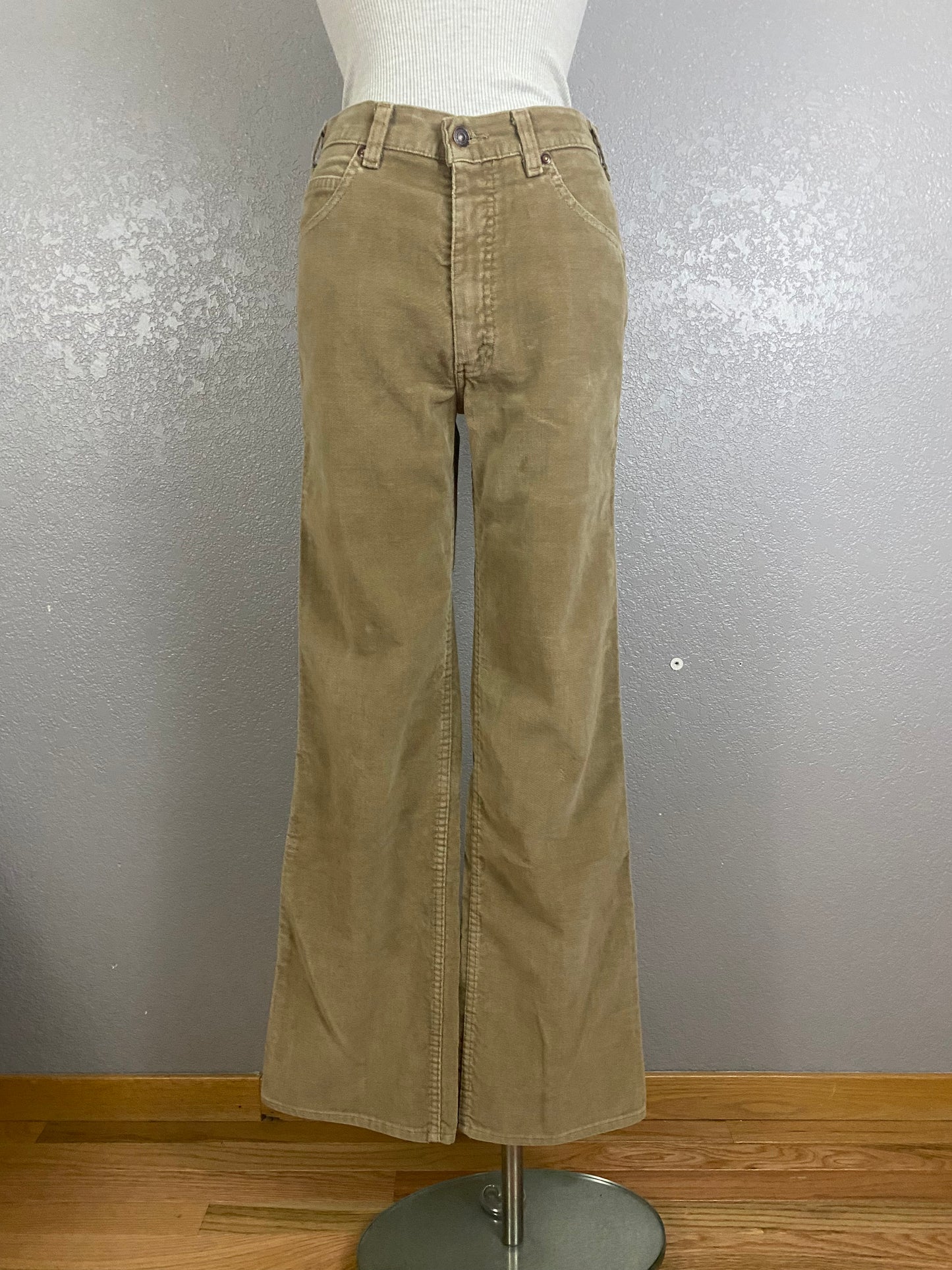 70’s Levi’s Movin’ On Velvet Corduroy Flare Pants w/ Hidden Rivets (Modern 6/8)