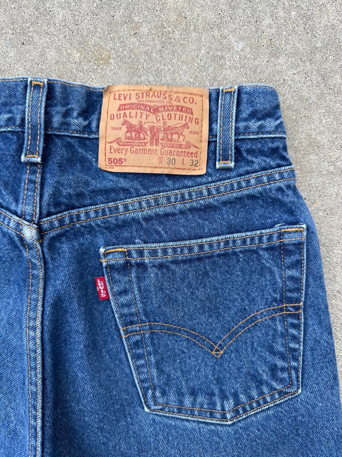 90’s Levi’s 505 Denim Jeans (Men’s 28x27/Women’s 26/27)