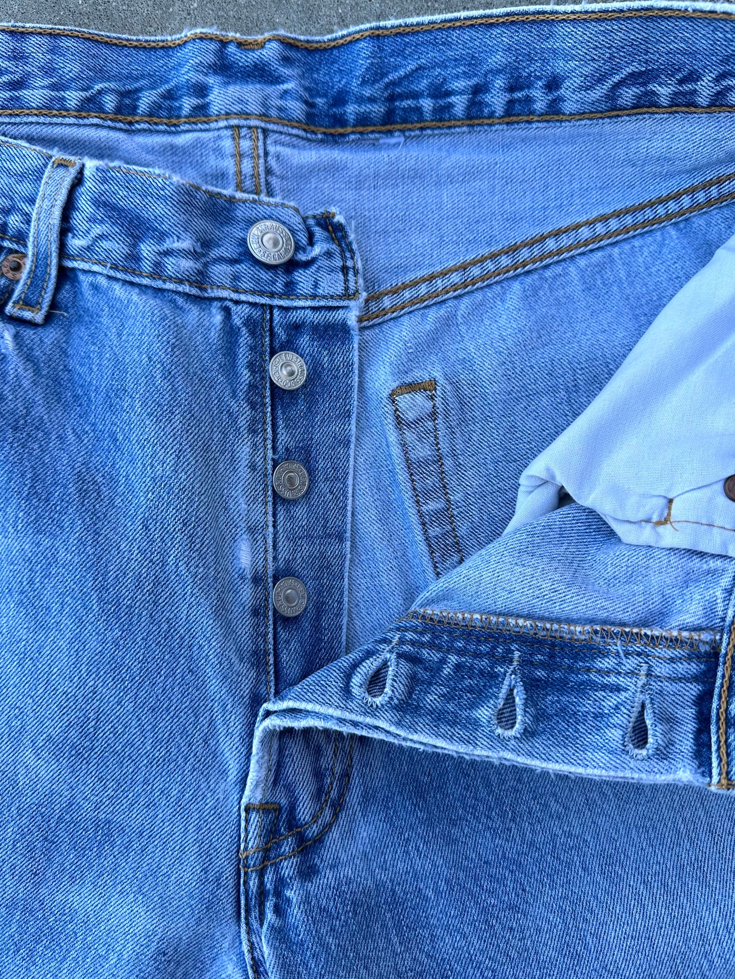 Y2K Levi’s 501 Light Wash Denim Jeans (Men’s 31x29 / Women’s 29)