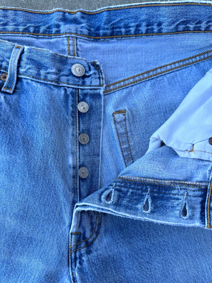 Y2K Levi’s 501 Light Wash Denim Jeans (Men’s 31x29 / Women’s 29)