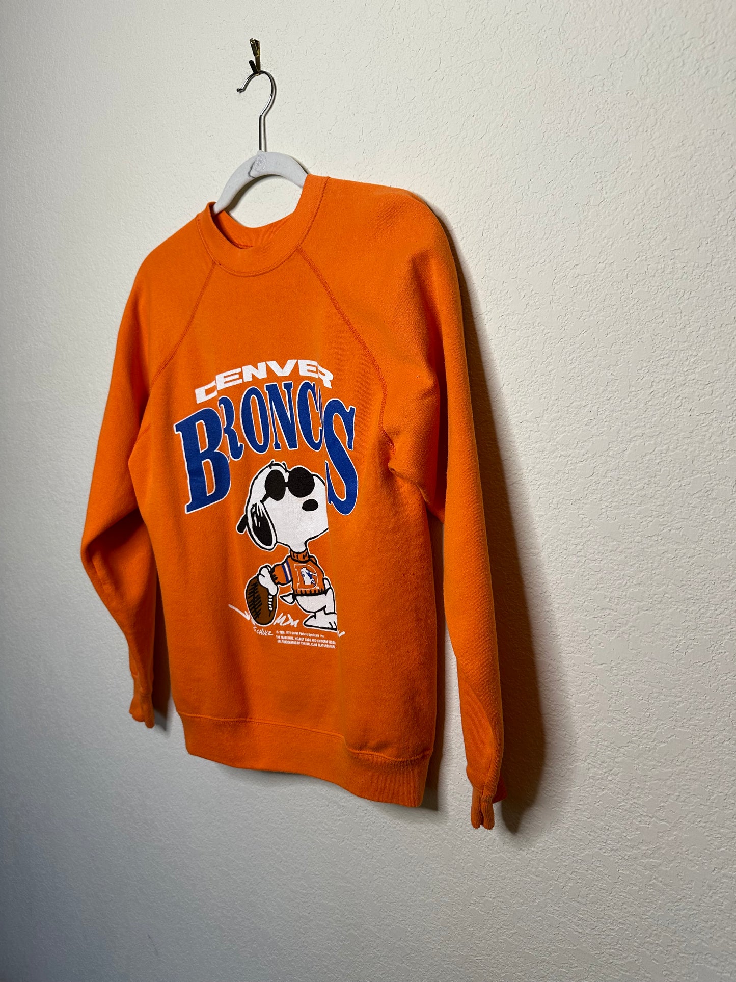 80’s Classic Raglan Snoopy Denver Broncos Sweatshirt USA (Unisex S)