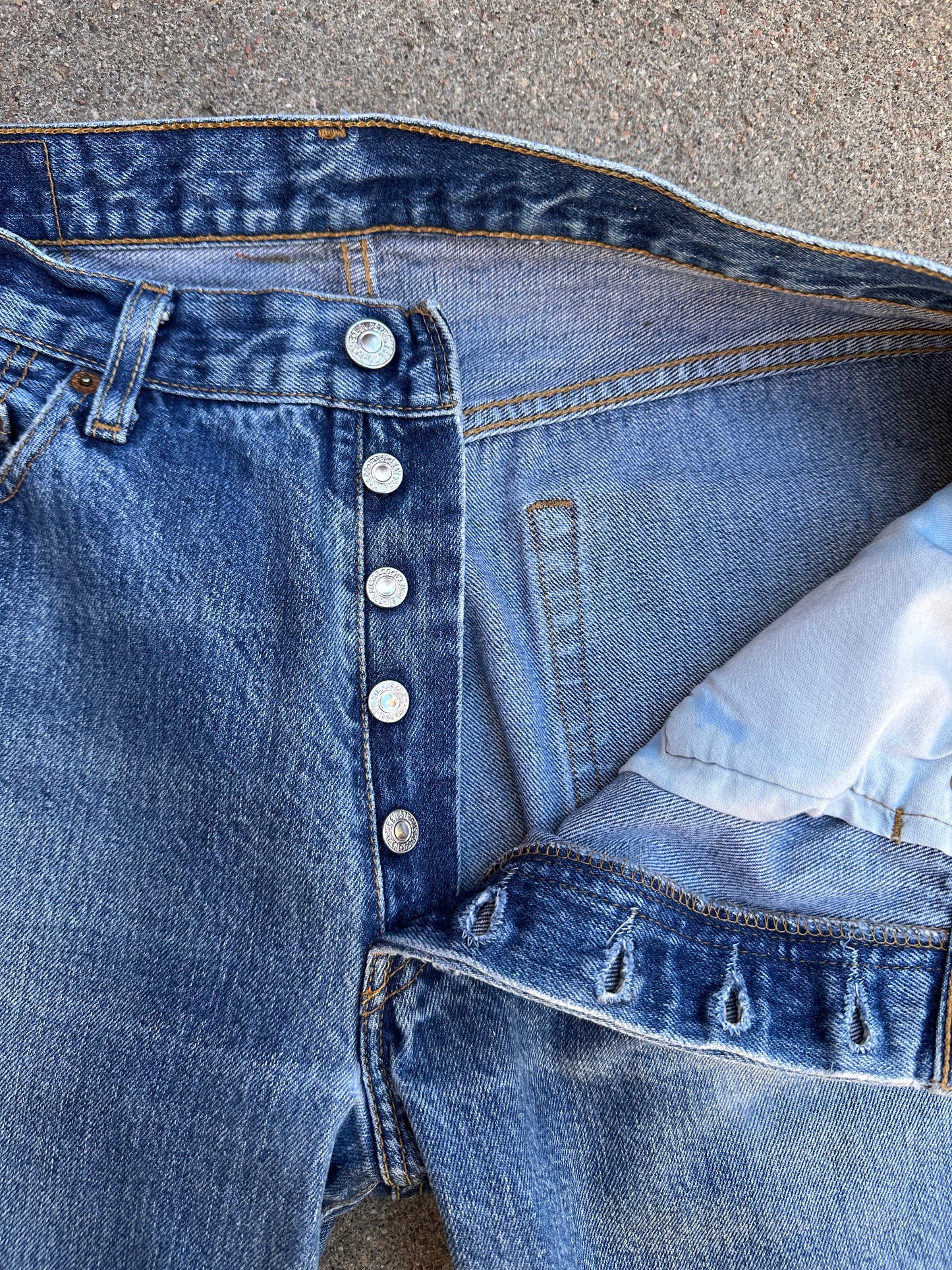 Y2K Levi’s 501 Distressed Denim Jeans USA (Men’s 32x32 / Women’s 26)