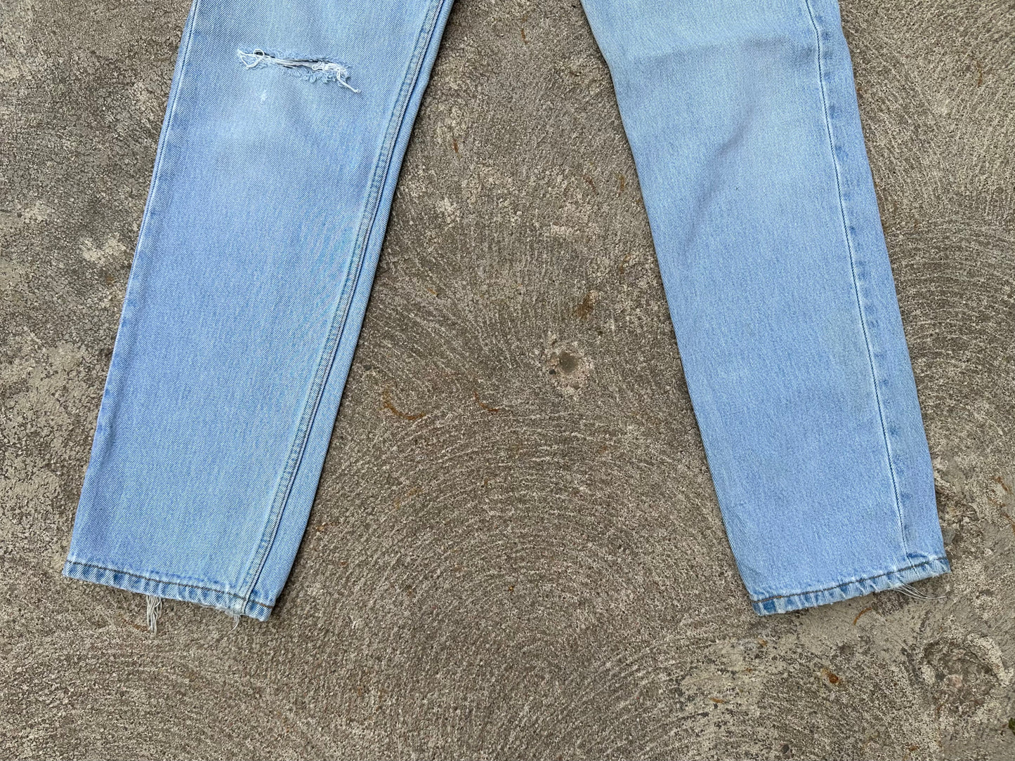 90’s Levi’s 501 Light Wash Denim Jeans (Men’s 27x31/Women’s 26)