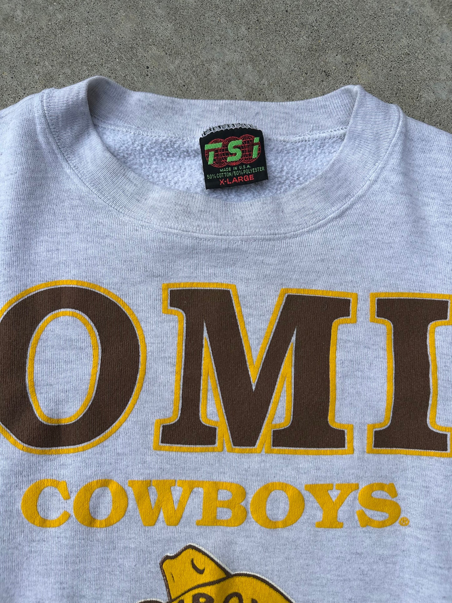 Rare 80’s Wyoming Cowboys Spell-Out Pistol Pete Sweatshirt (Unisex L)