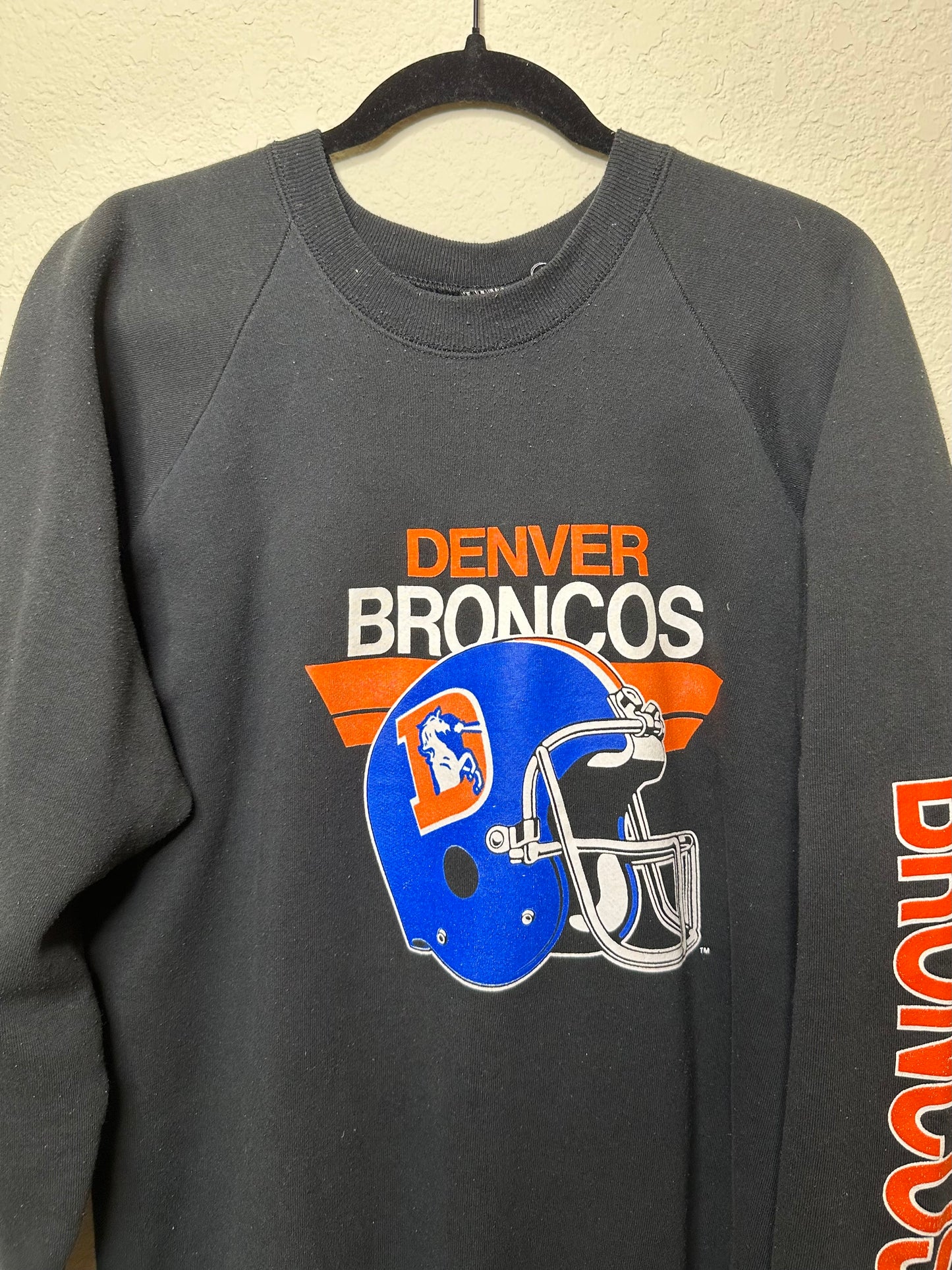 Rare 80’s Raglan Denver Broncos Graphic Sweatshirt (Unisex L)