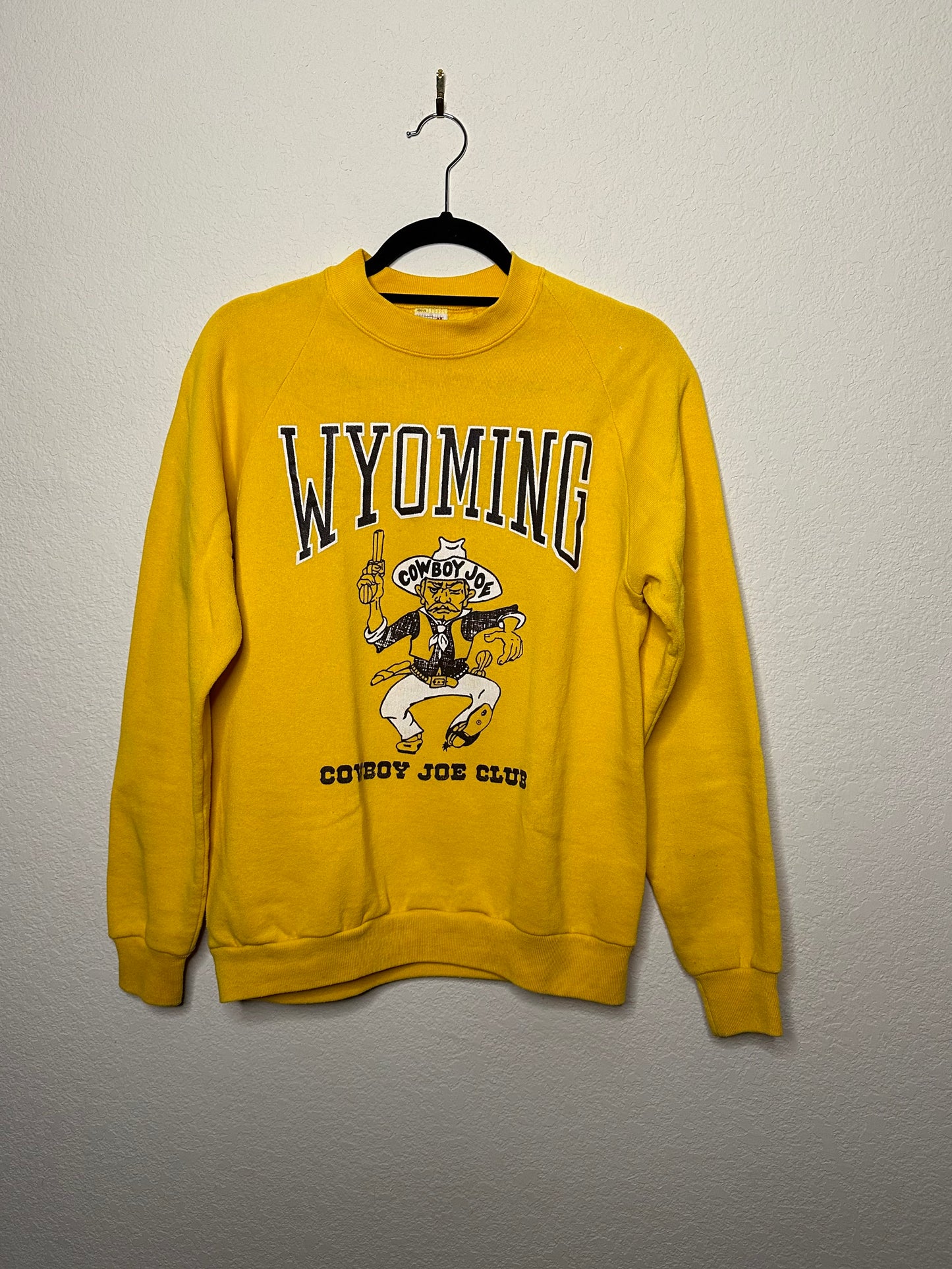 80’s Wyoming Cowboys Pistol Pete Raglan Sweatshirt USA (Unisex M)