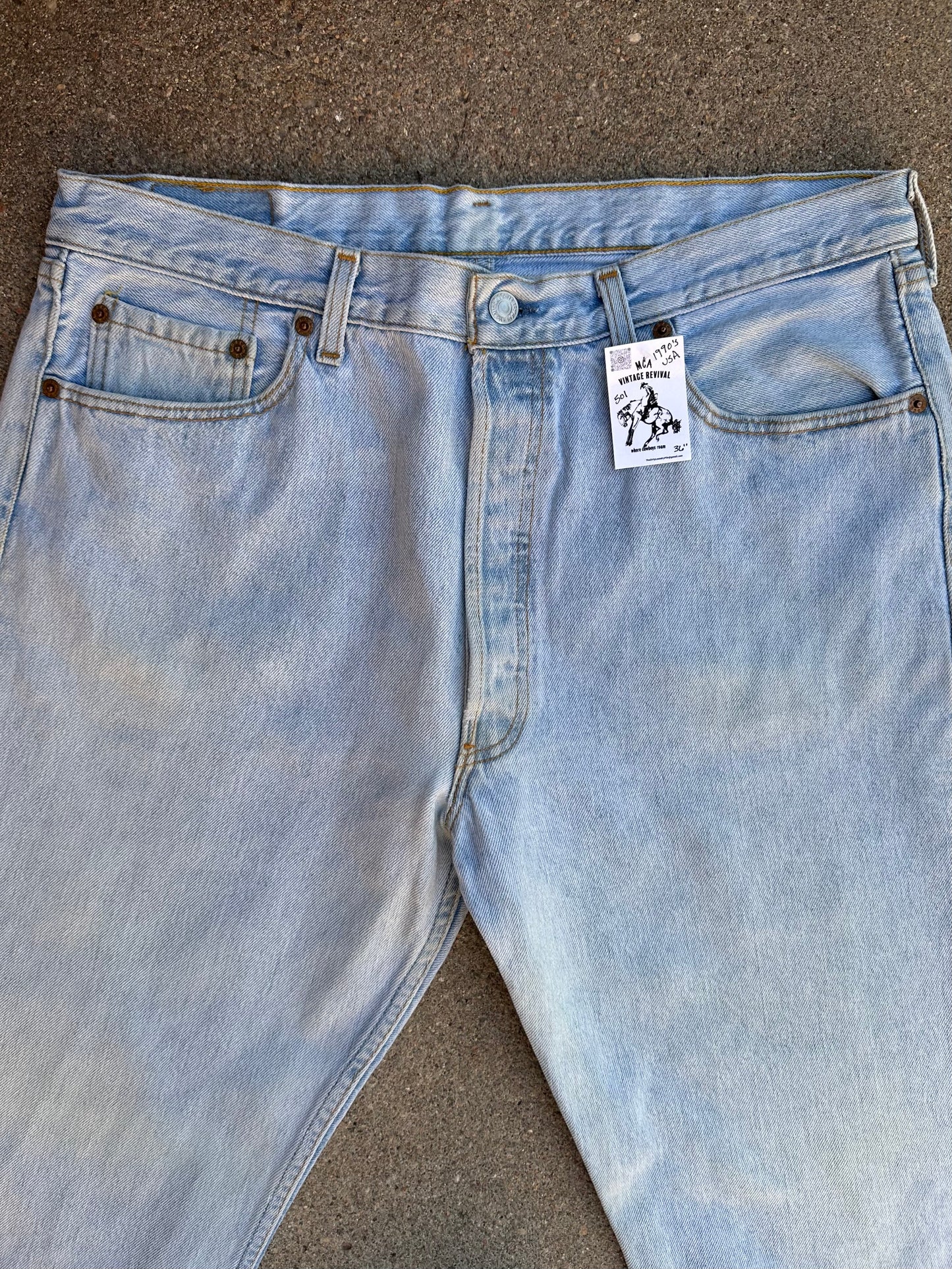 90’s Levi’s 501 Light Wash Denim USA Jeans (Men’s 36x32/Women’s 34)