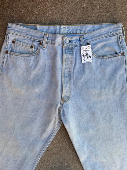 90’s Levi’s 501 Light Wash Denim USA Jeans (Men’s 36x32/Women’s 34)