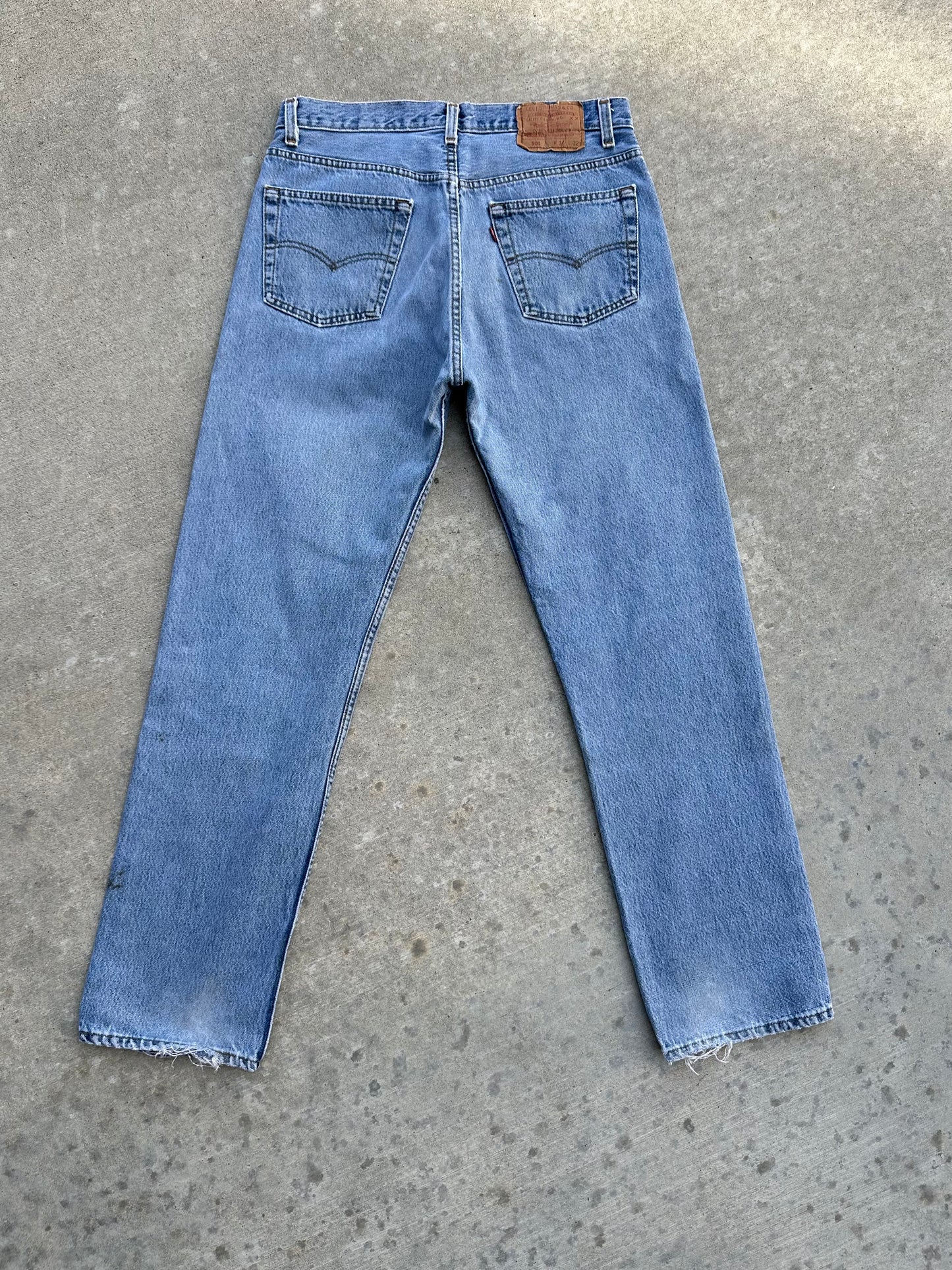 80’s Levi’s 501 Light Wash Denim USA Jeans (Men’s 32x32/Women’s 30)