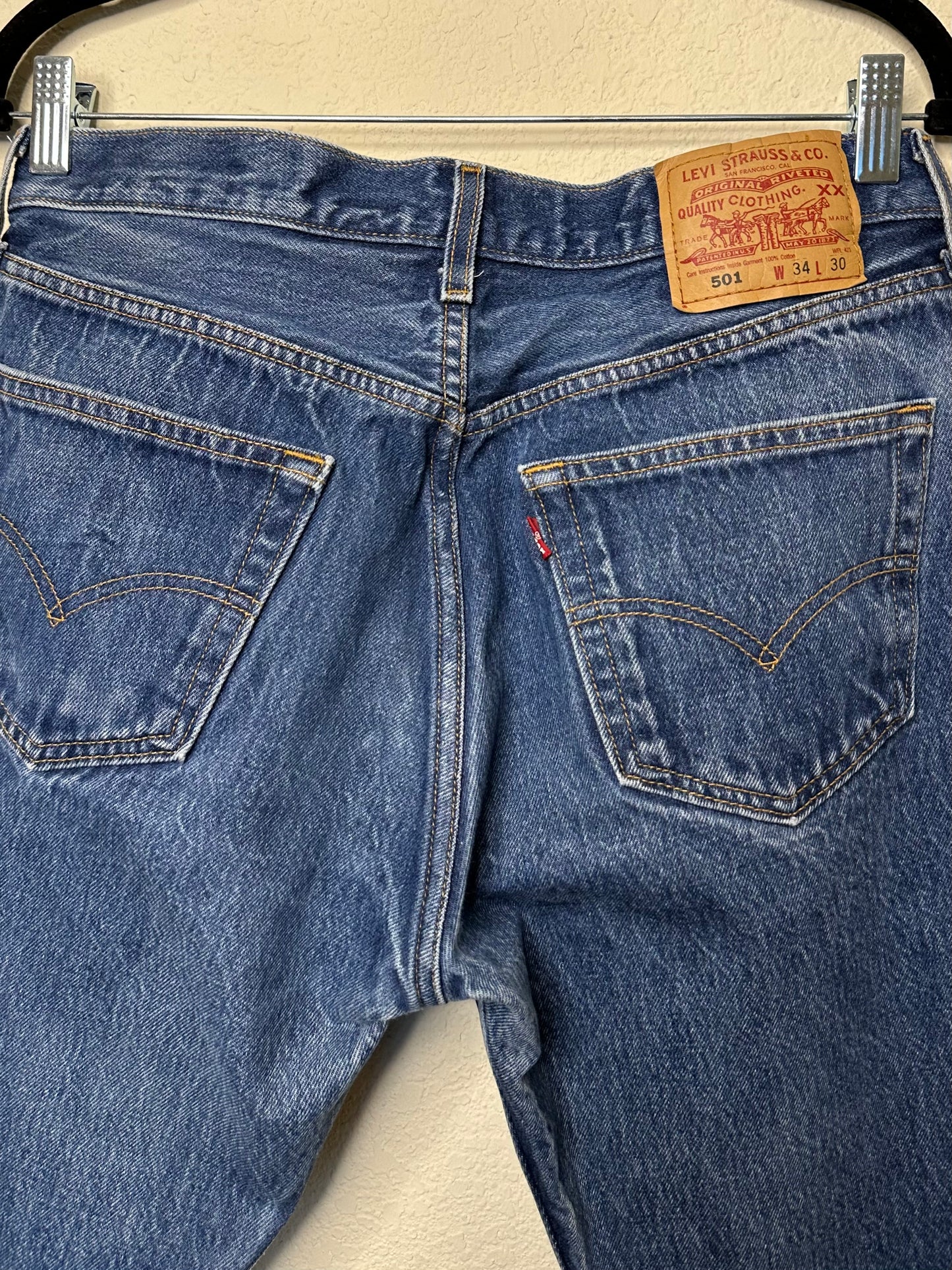 90’s Levi’s 501 Crop Jeans (Men’s 31x28 / Women’s 8)