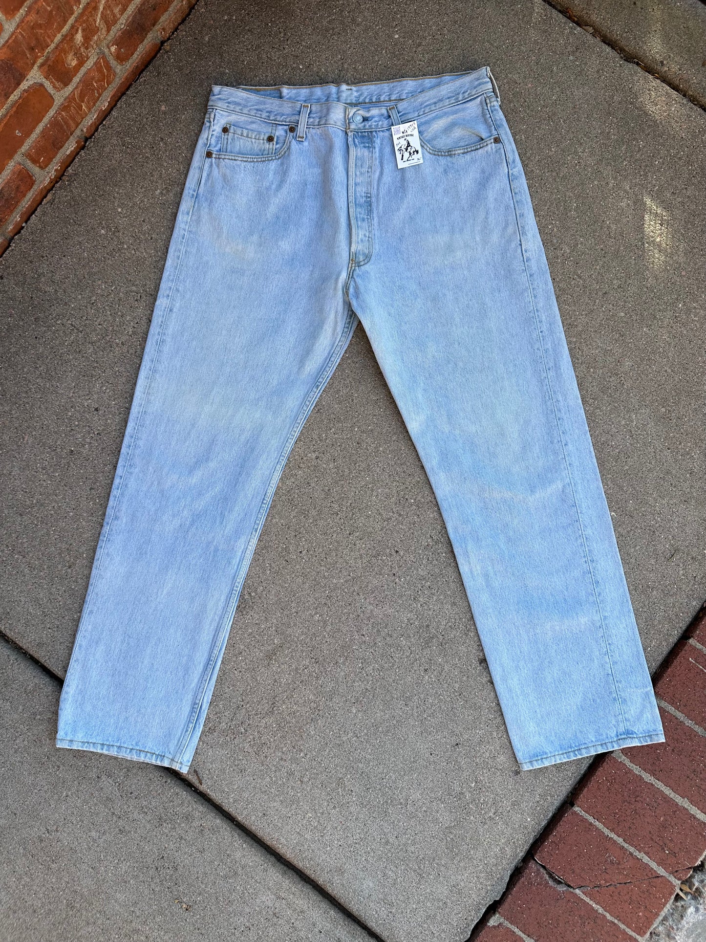 90’s Levi’s 501 Light Wash Denim USA Jeans (Men’s 36x32/Women’s 34)