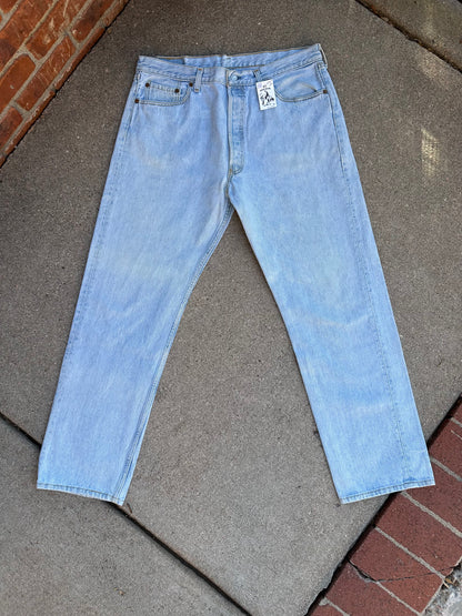 90’s Levi’s 501 Light Wash Denim USA Jeans (Men’s 36x32/Women’s 34)