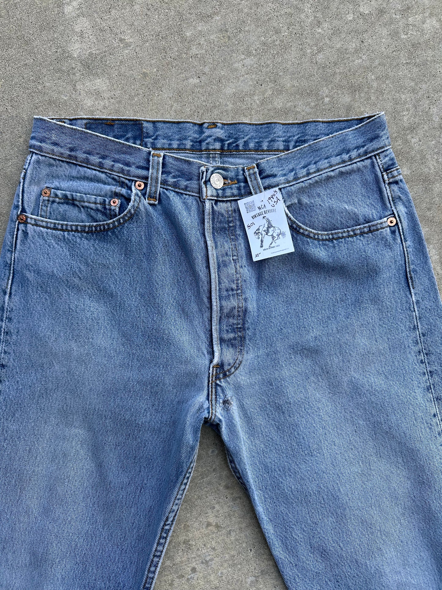 80’s Levi’s 501 Light Wash Denim USA Jeans (Men’s 32x32/Women’s 30)