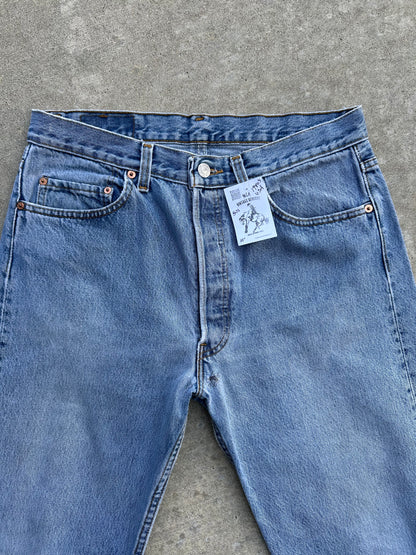 80’s Levi’s 501 Light Wash Denim USA Jeans (Men’s 32x32/Women’s 30)