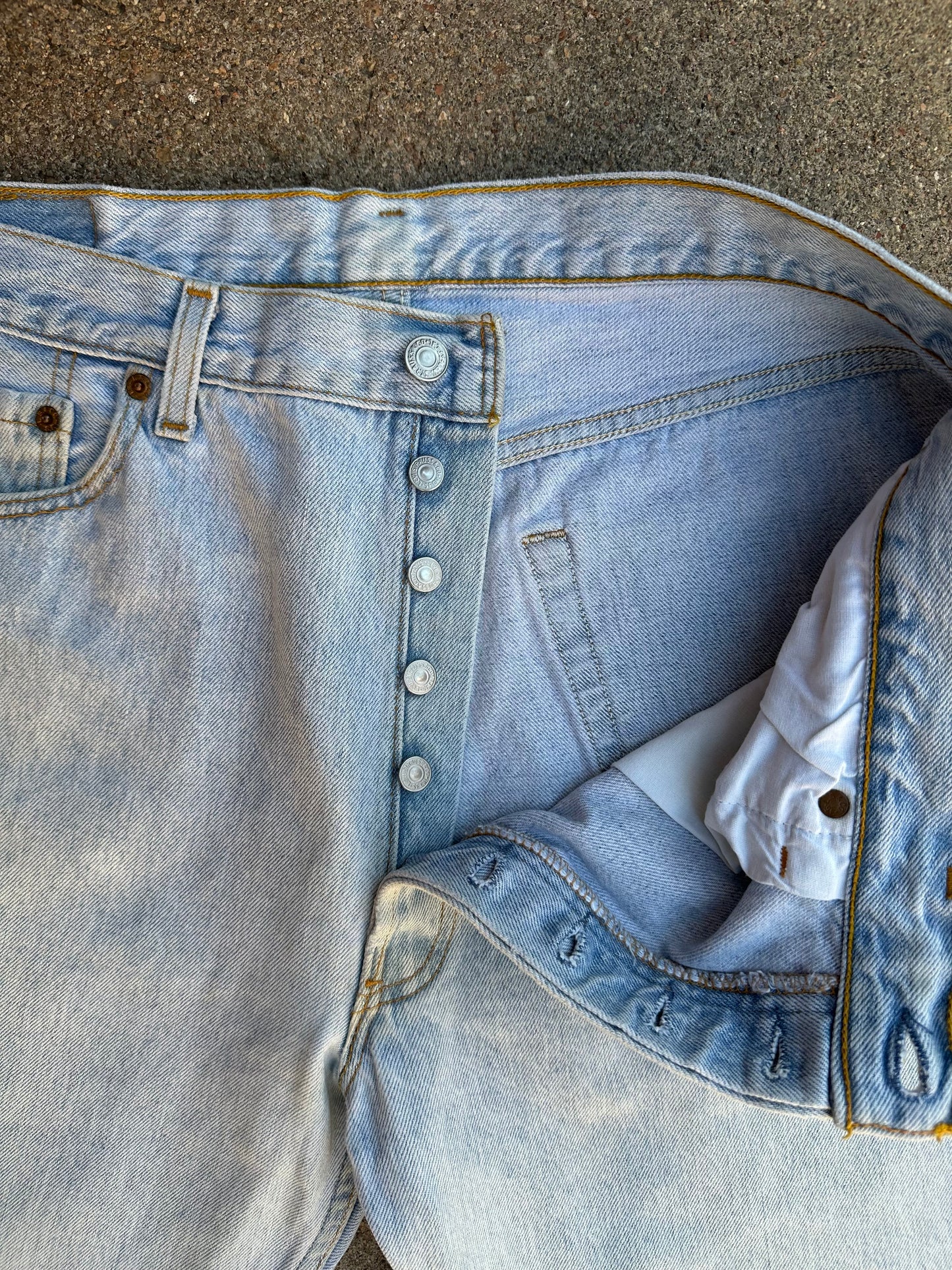 90’s Levi’s 501 Light Wash Denim USA Jeans (Men’s 36x32/Women’s 34)