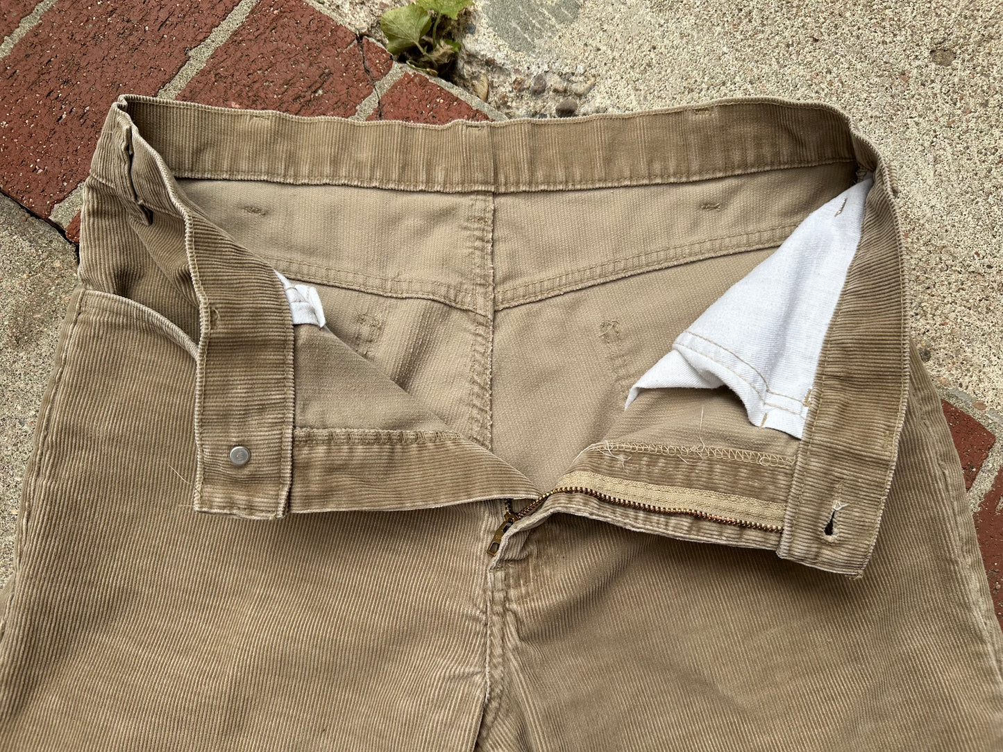 80’s Levi’s 519 “Californian” Corduroy White Tab Pants (Men’s 31/ Women’s 30)
