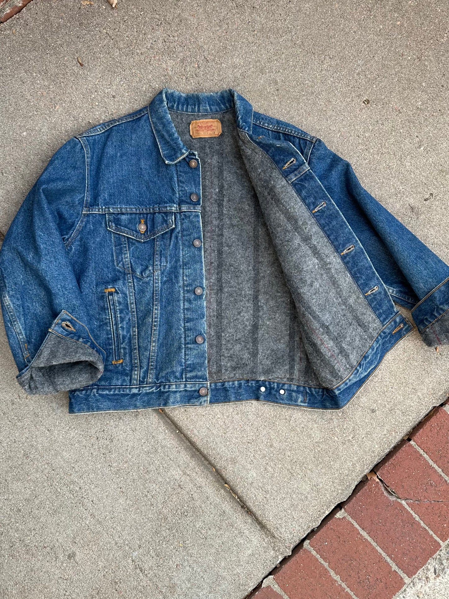 80’s Levi’s Blanket Lined Denim Trucker Jacket Type III (Unisex 42/L)