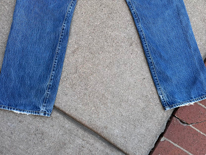 Y2K Levi’s 501 Distressed Denim Jeans USA (Men’s 32x32 / Women’s 26)