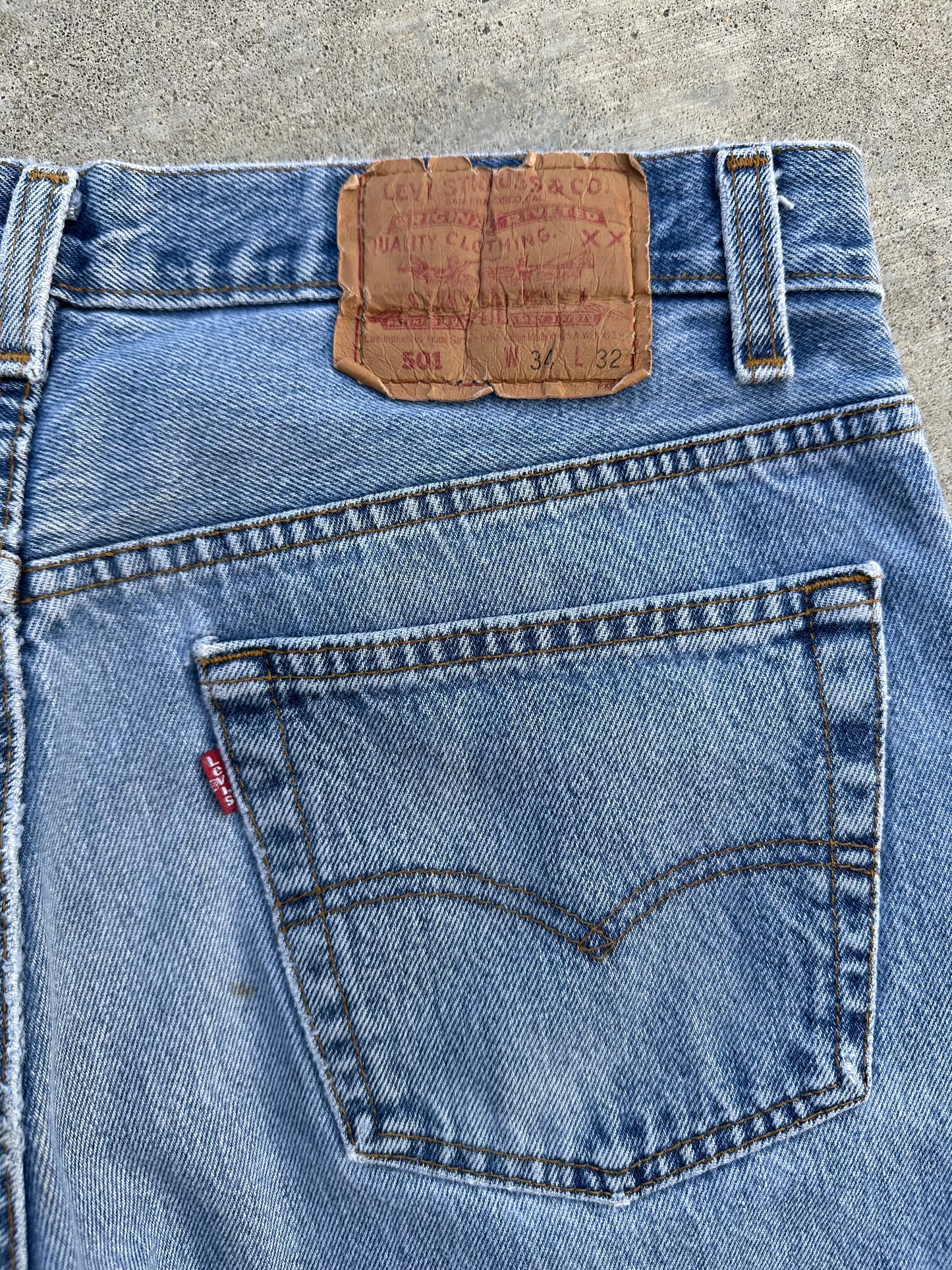 80’s Levi’s 501 Light Wash Denim USA Jeans (Men’s 32x32/Women’s 30)