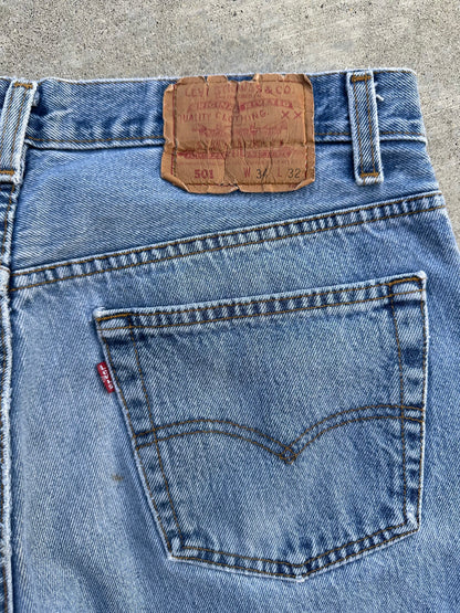 80’s Levi’s 501 Light Wash Denim USA Jeans (Men’s 32x32/Women’s 30)