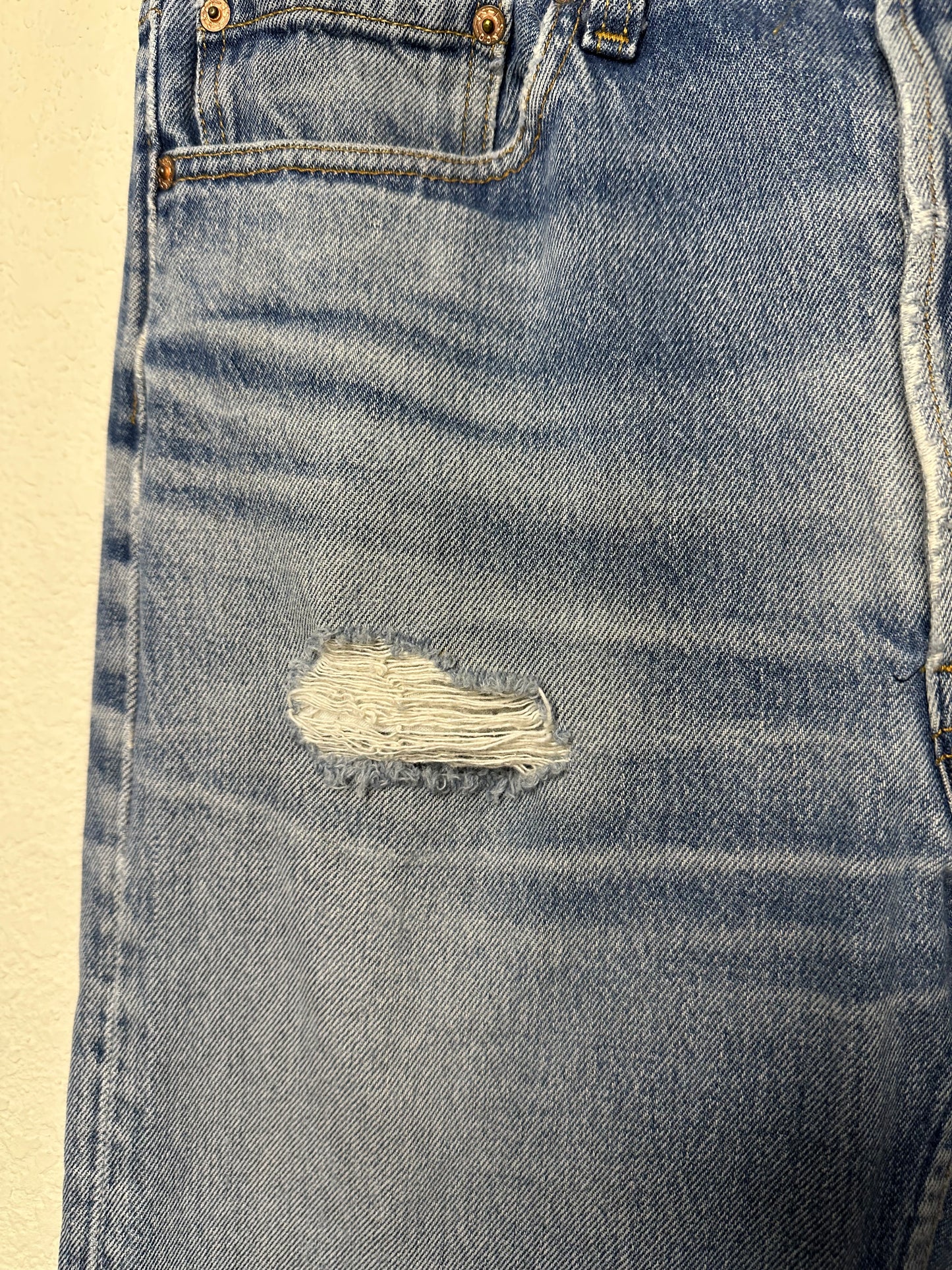 80’s Levi’s 501 Distressed Jeans (Men’s 31/32x35 / Women’s 30)