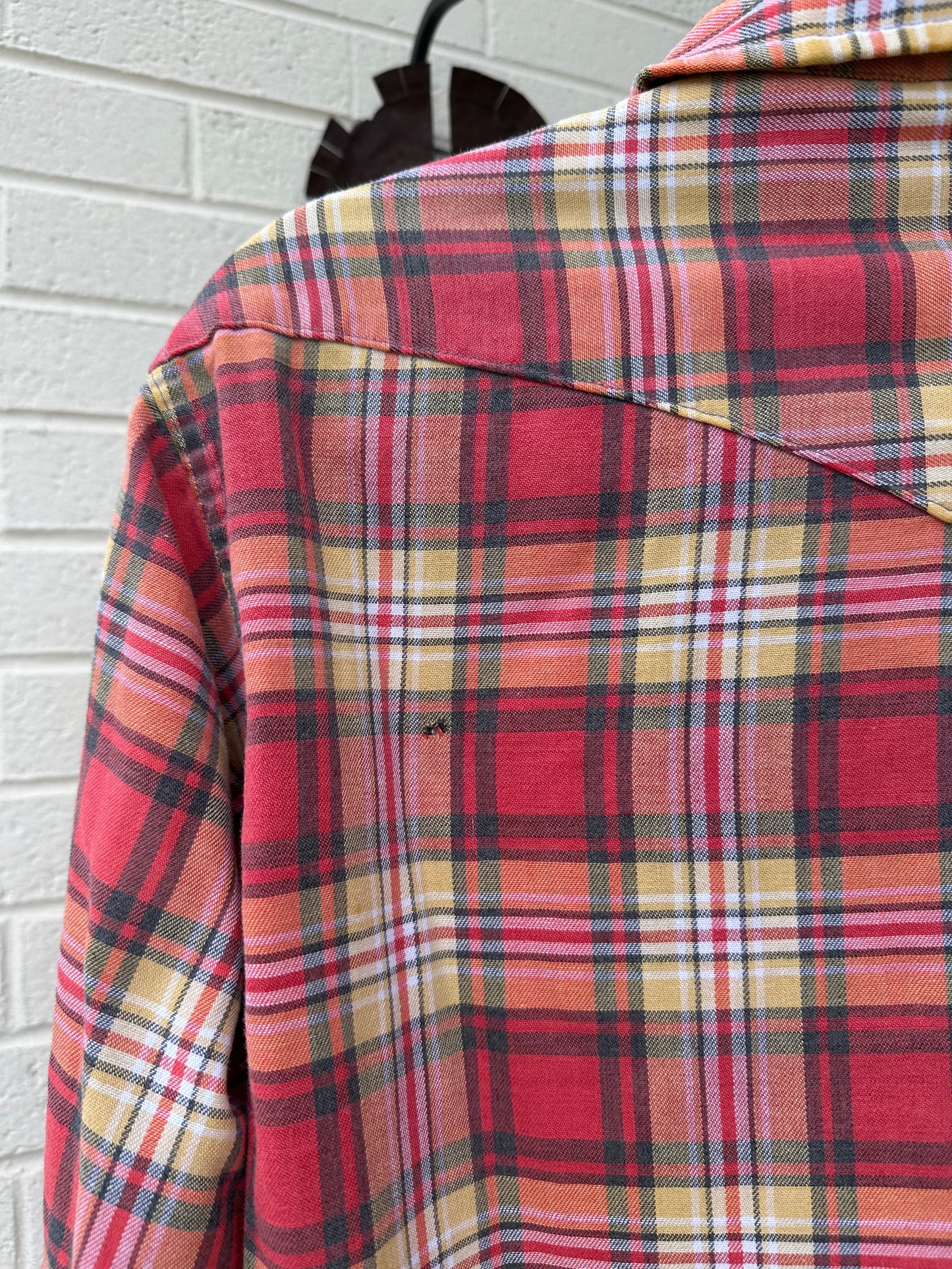 60’s Wrangler Cotton Plaid Pearl Snap Shirt (Men’s L)