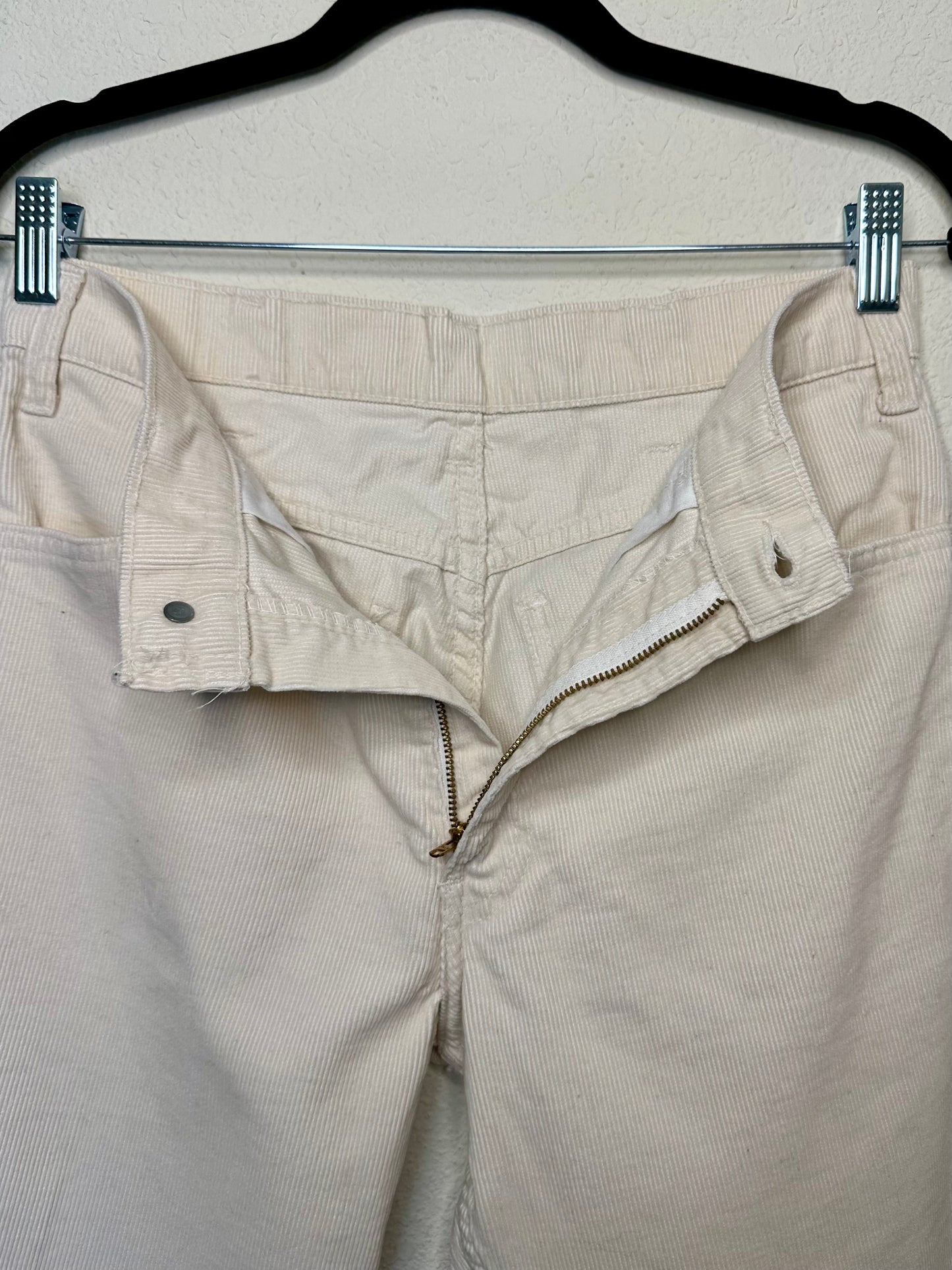 70’s Levi’s 646 Ivory Corduroy Bell Bottom Pants (Men’s 30/ Women’s 28)