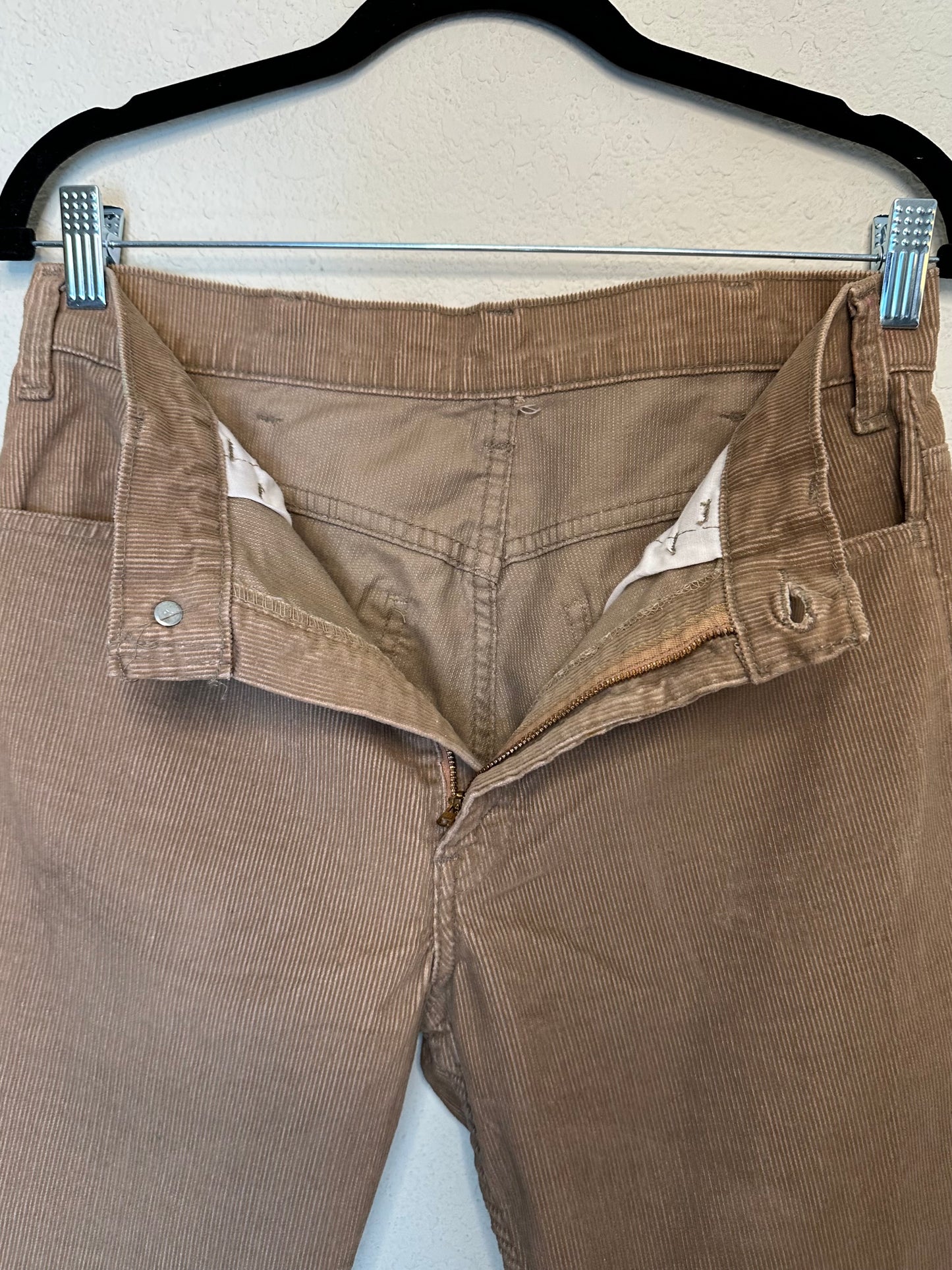 70’s Levi’s 646 Beige Corduroy Bell Bottom Pants (Men’s 30/Women’s 28)