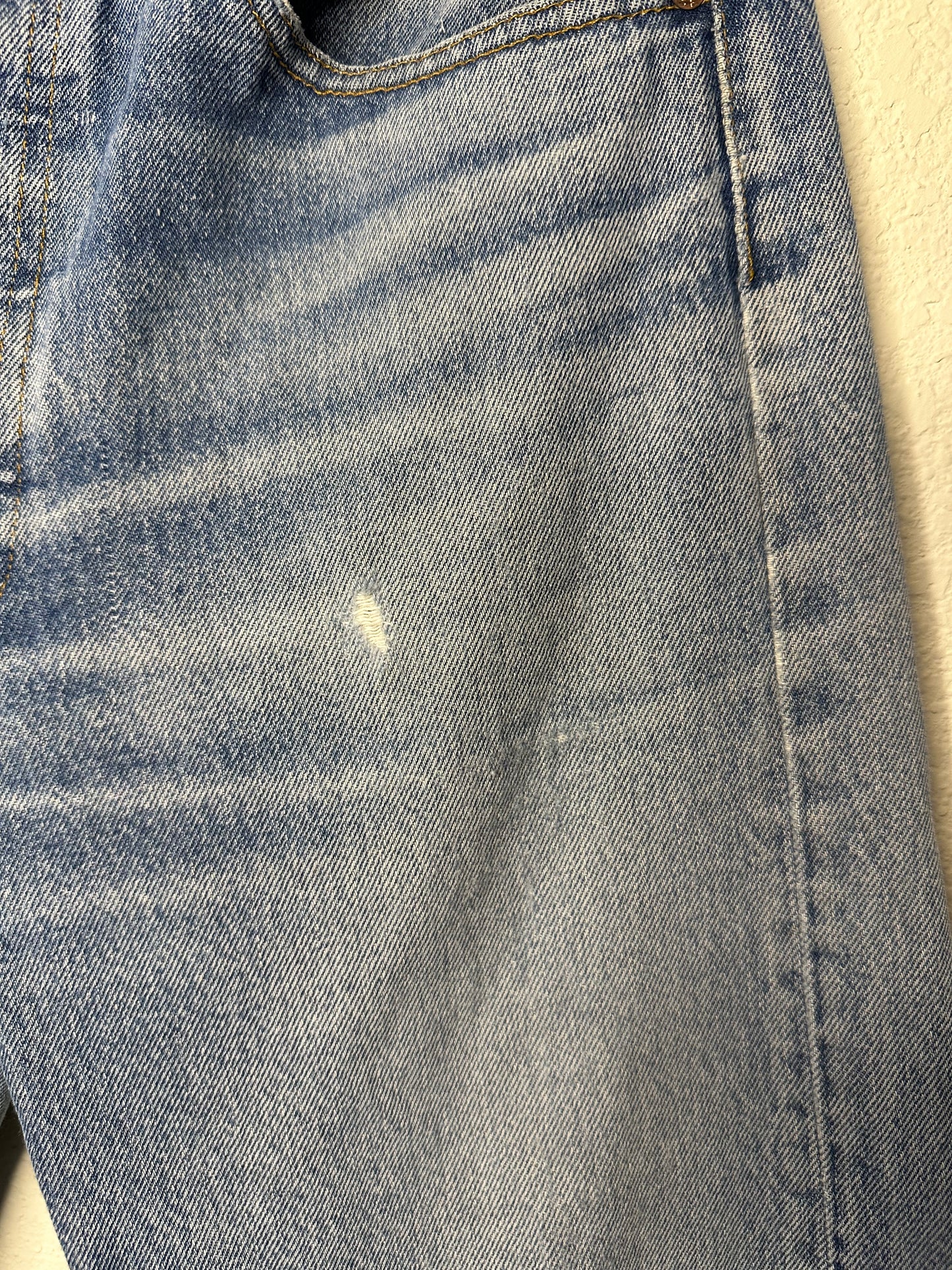 80’s Levi’s 501 Distressed Jeans (Men’s 31/32x35 / Women’s 30)