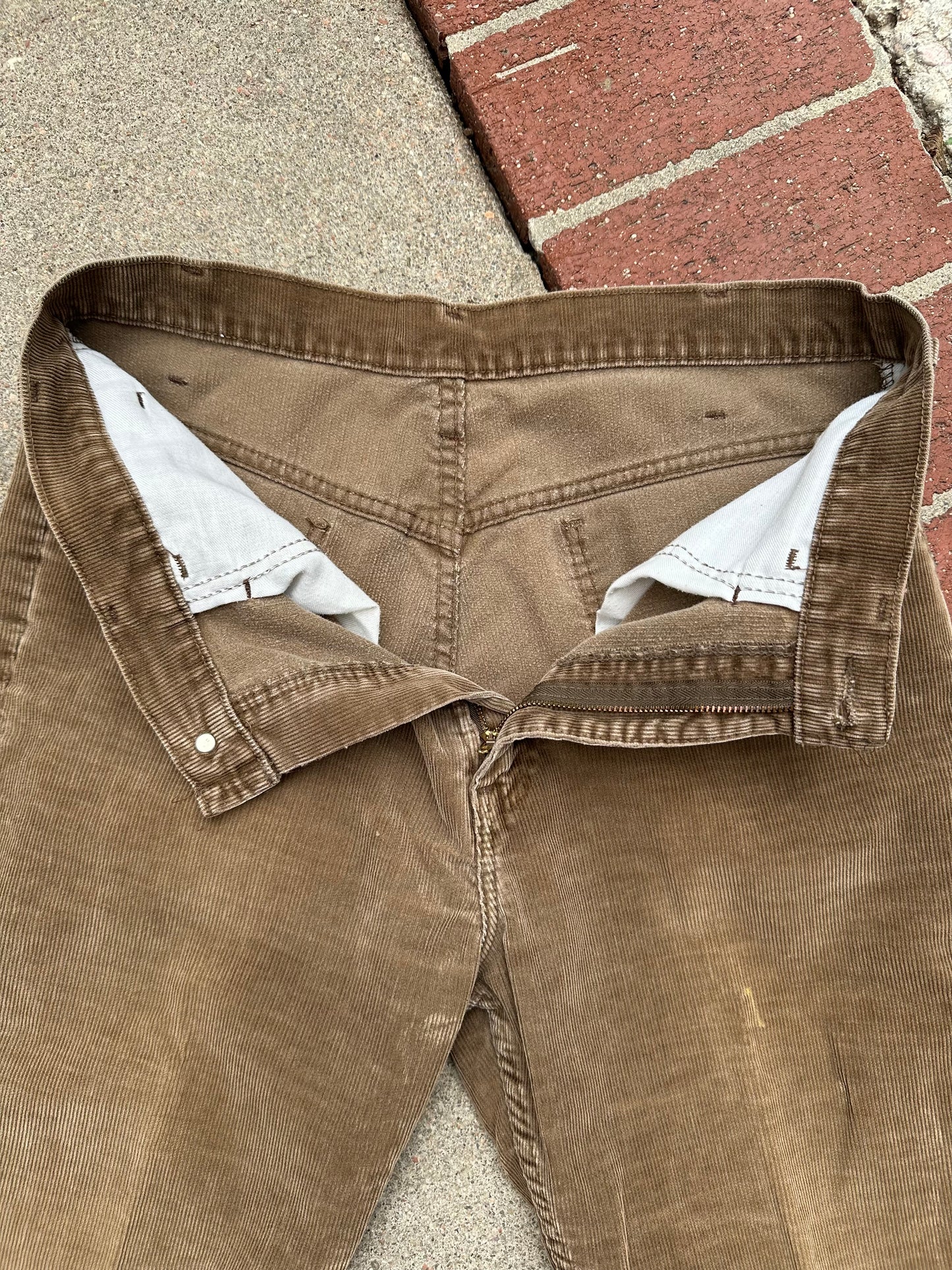 80’s Levi’s 519 “Californian” Corduroy White Tab Pants (Men’s 32/ Women’s 30)