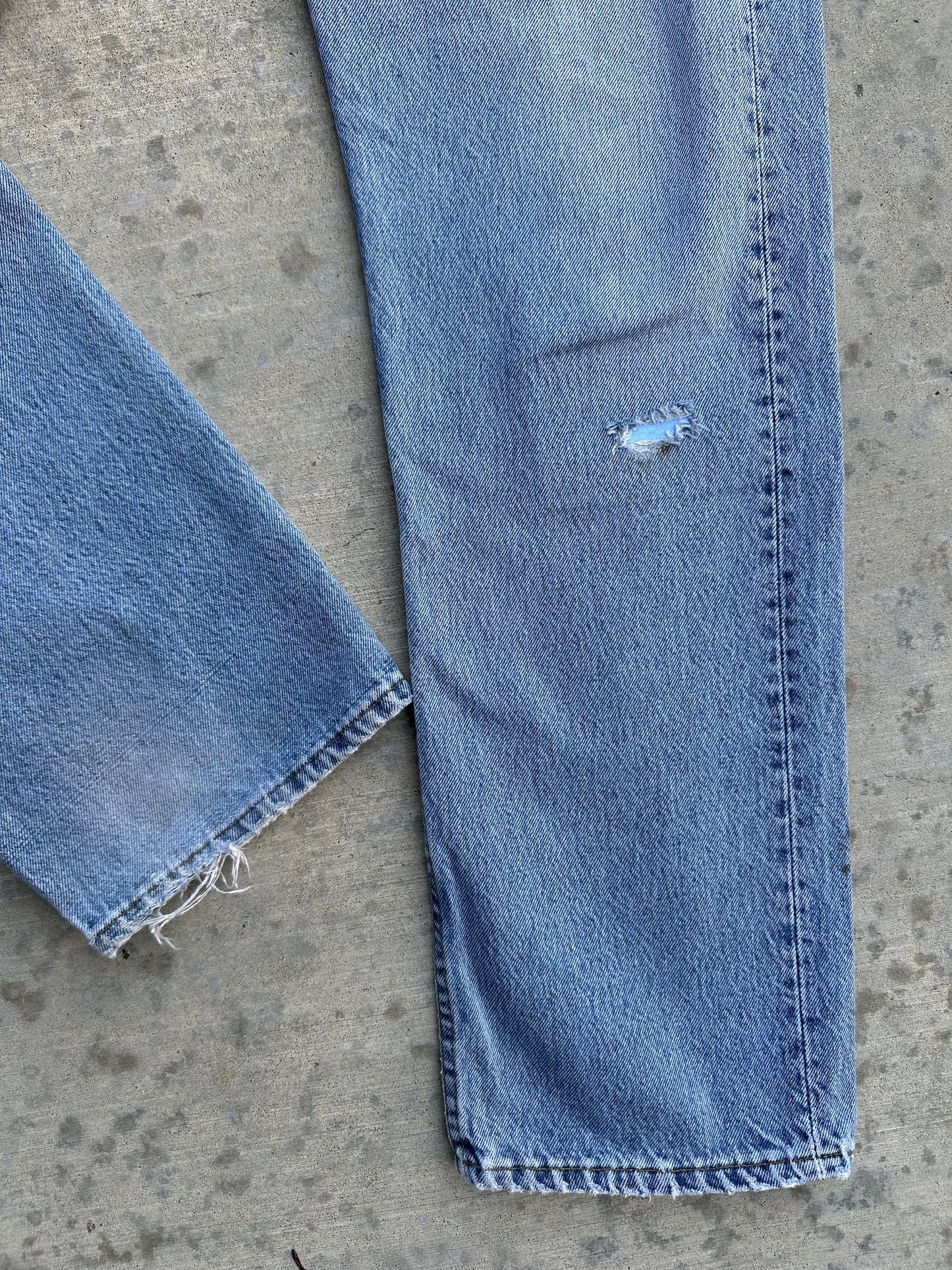 80’s Levi’s 501 Light Wash Denim USA Jeans (Men’s 32x32/Women’s 30)