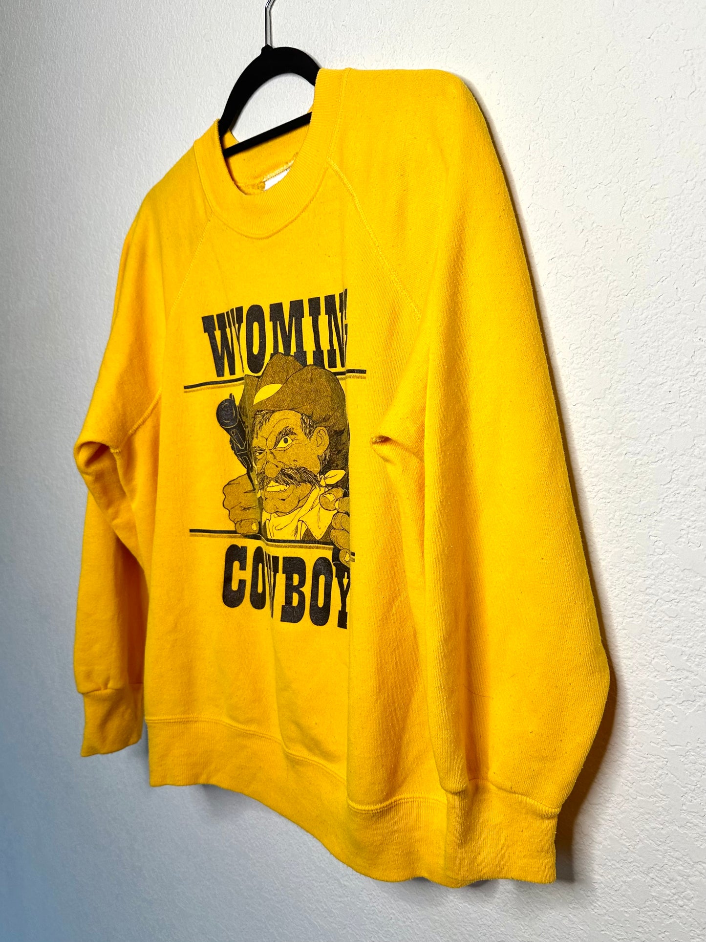 80’s Wyoming Cowboys Pistol Pete Raglan Sweatshirt USA (Unisex L)