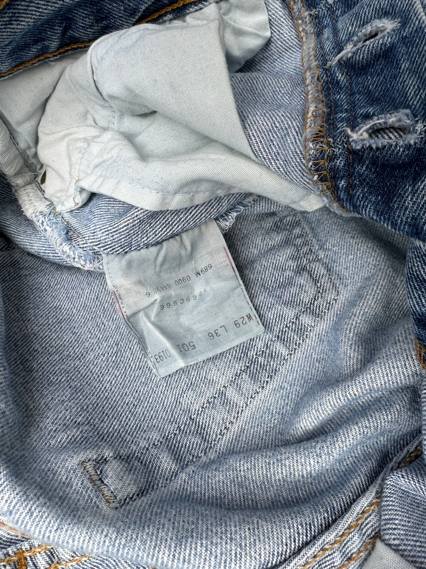 90’s Levi’s 501 Light Wash Distressed Denim Jeans (Men’s 27x34/Women’s 26)