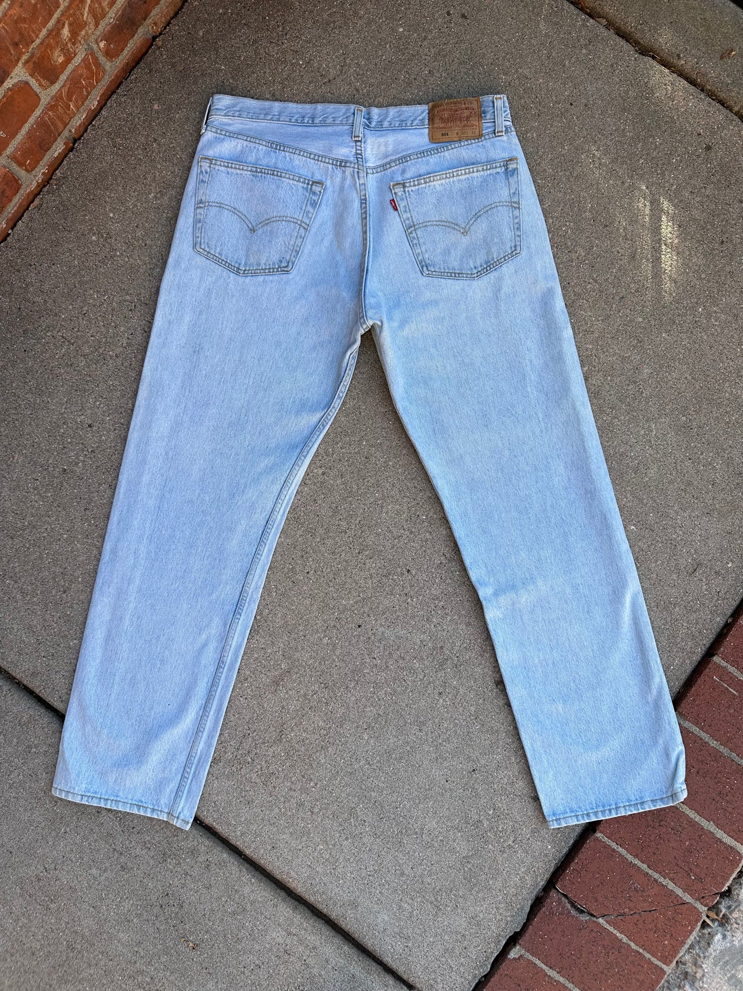 90’s Levi’s 501 Light Wash Denim USA Jeans (Men’s 36x32/Women’s 34)