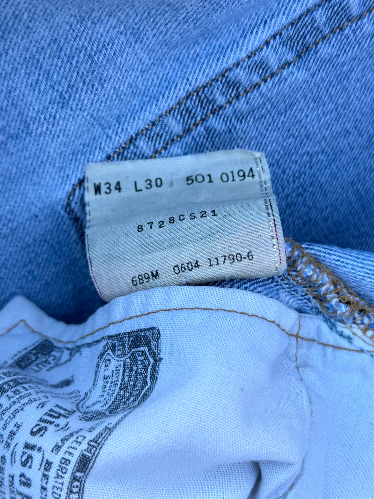 Y2K Levi’s 501 Light Wash Denim Jeans (Men’s 31x29 / Women’s 29)