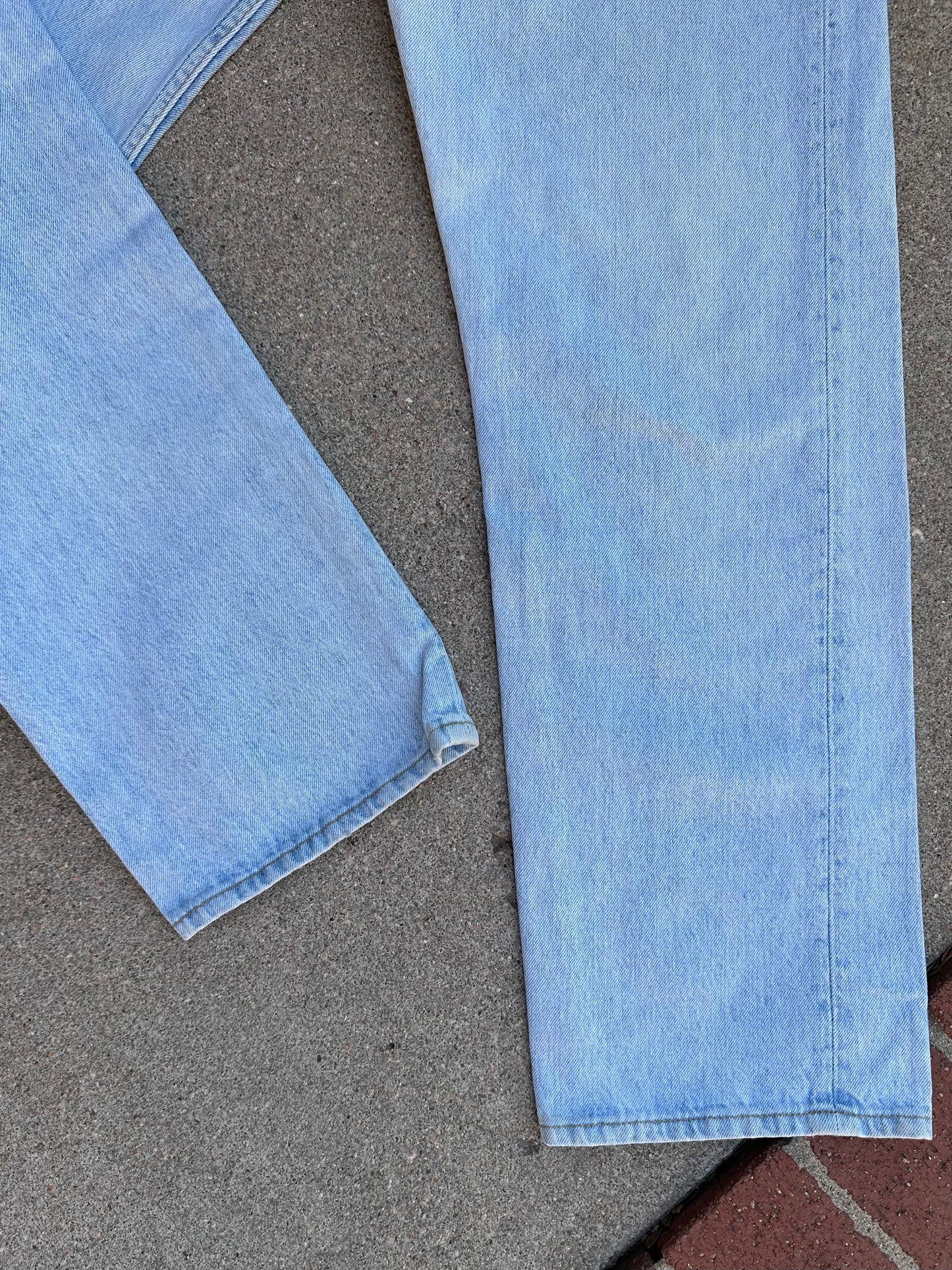 90’s Levi’s 501 Light Wash Denim USA Jeans (Men’s 36x32/Women’s 34)