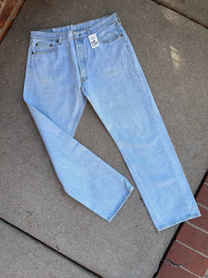90’s Levi’s 501 Light Wash Denim USA Jeans (Men’s 36x32/Women’s 34)
