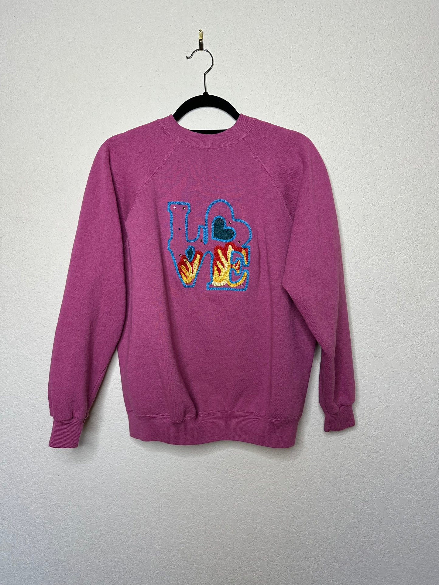 (MCA VINTAGE REVIVAL: 90’s Raglan Hand Embroidered Love Fire Sweatshirt (L)