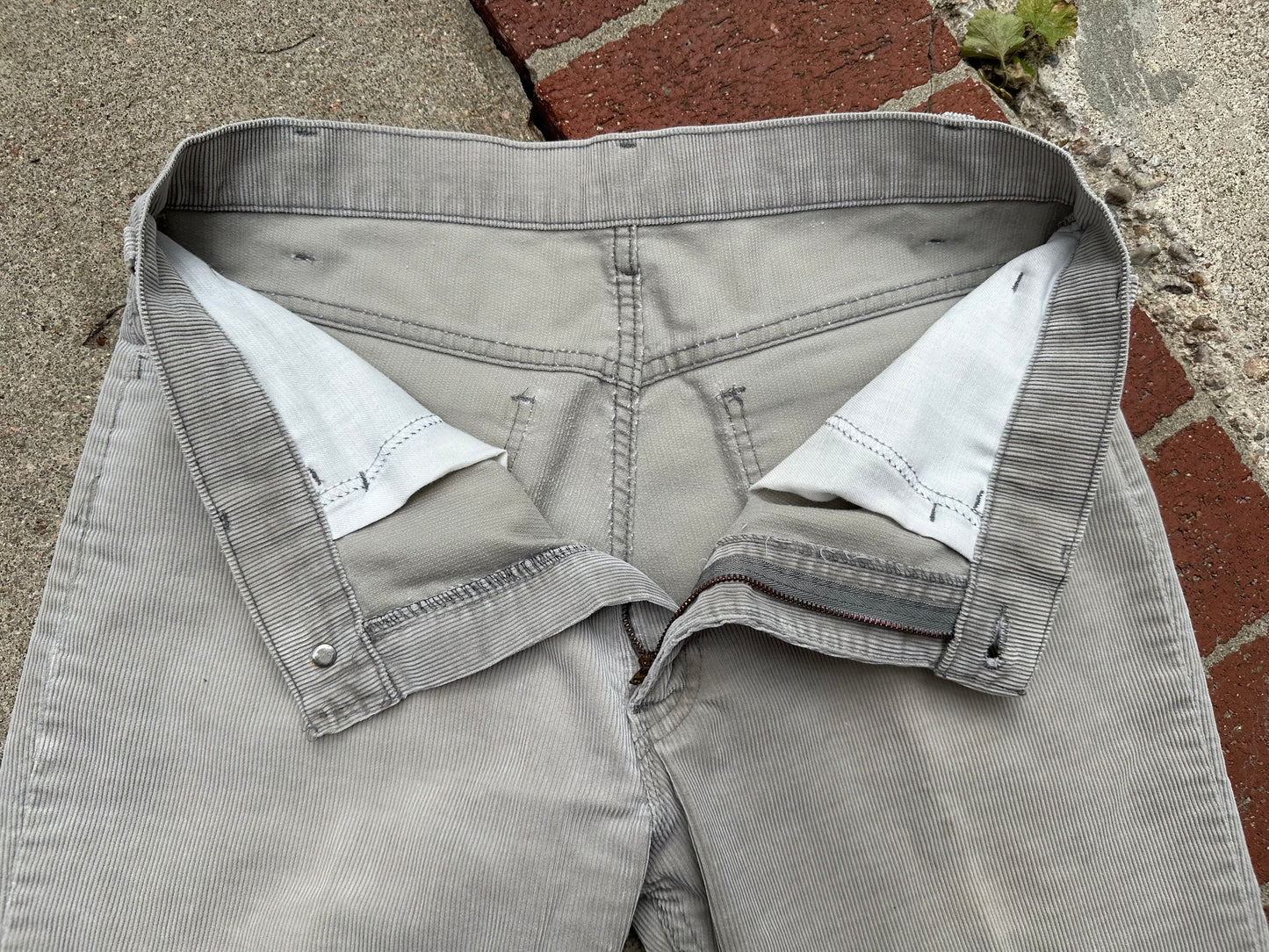 80’s Levi’s 519 “Californian” Corduroy White Tab Pants (Men’s 32/ Women’s 30)
