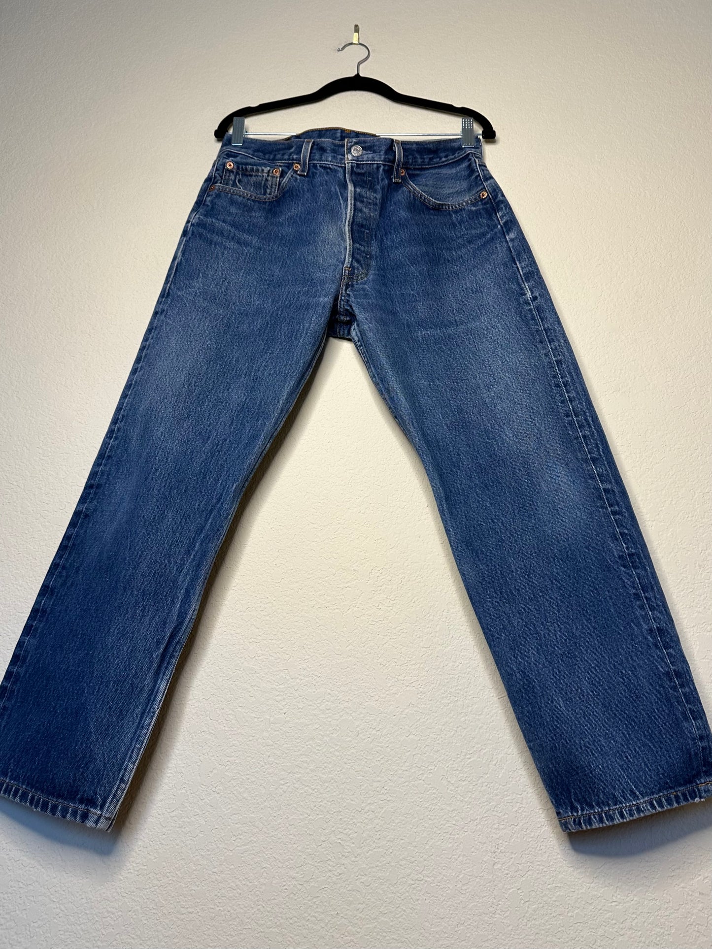 90’s Levi’s 501 Crop Jeans (Men’s 31x28 / Women’s 8)