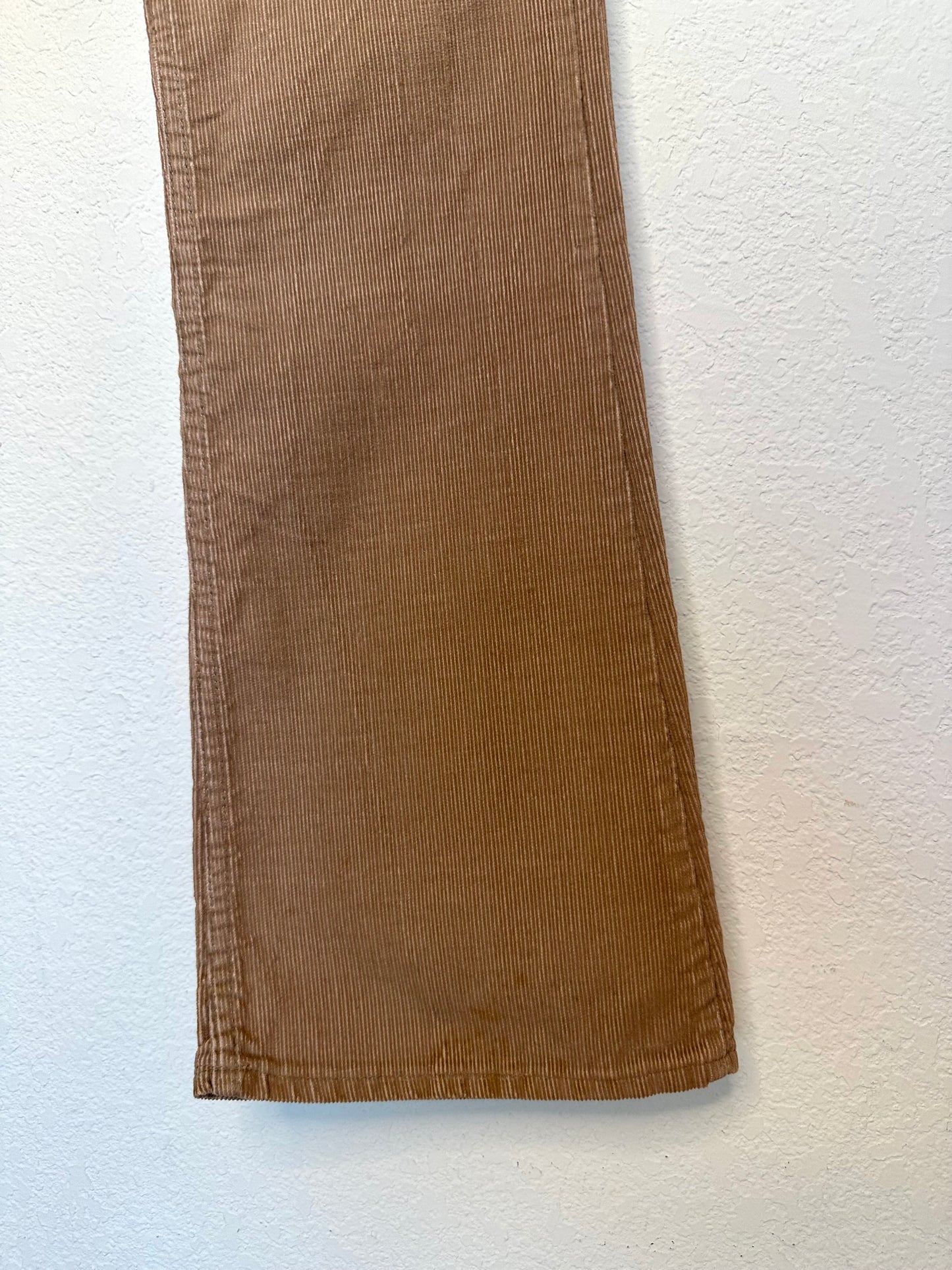 70’s Levi’s 646 Beige Corduroy Bell Bottom Pants (Men’s 30/Women’s 28)