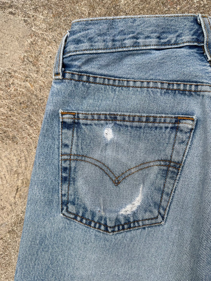90’s Levi’s 501 Light Wash Distressed Denim Jeans (Men’s 27x34/Women’s 26)