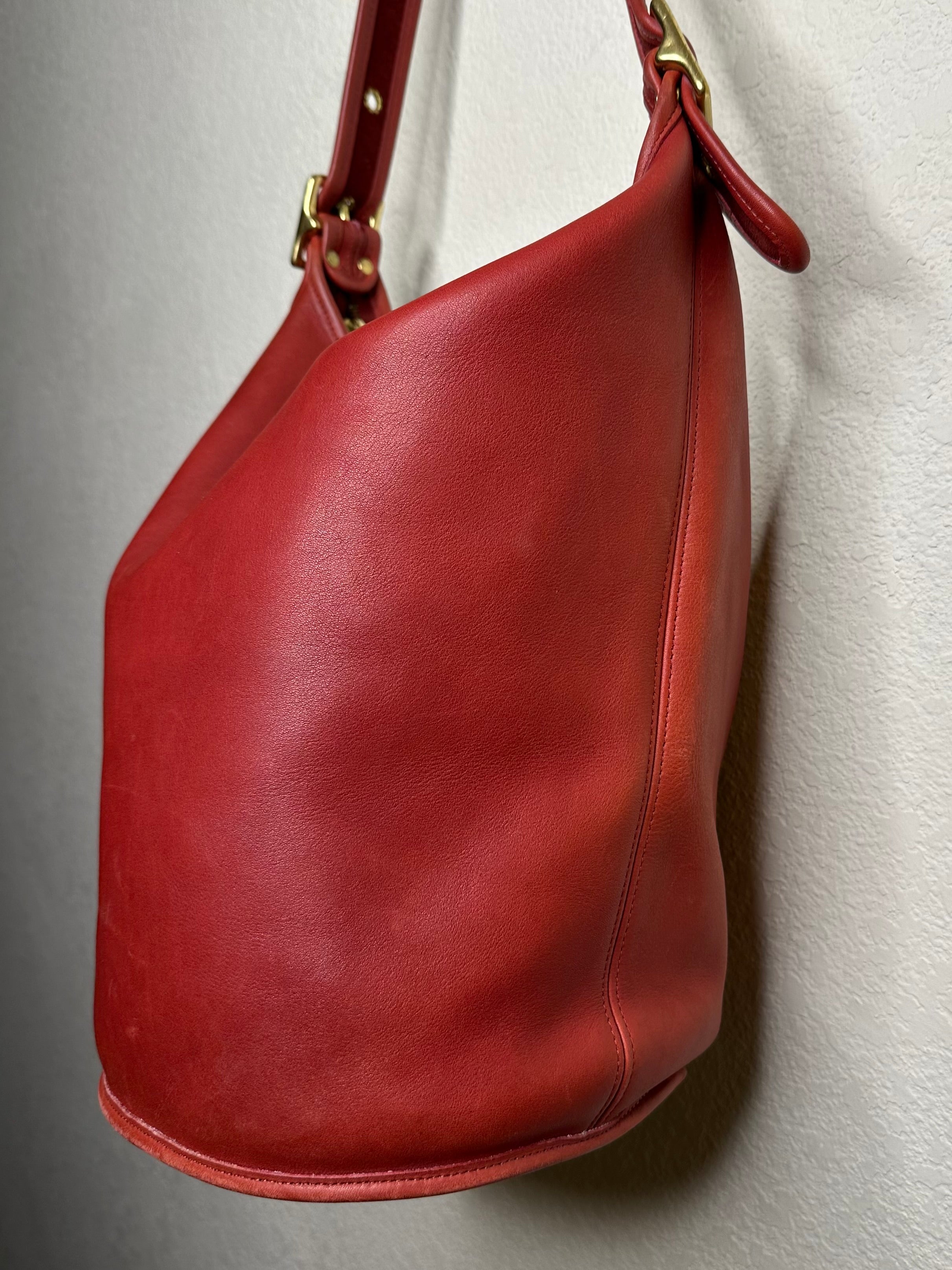 ショルダーバッグ Vintage Coach Feed Sac Duffle Red USA Vintage Coach NYC Red Slim Duffle Sac Bag - Etsy