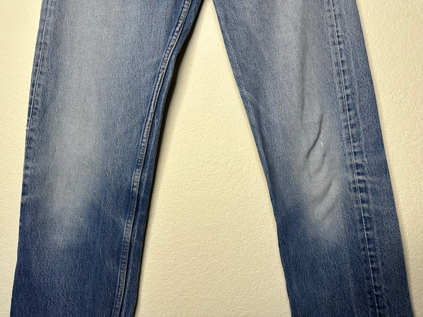 80’s Levi’s 501 Distressed Jeans (Men’s 31/32x35 / Women’s 30)