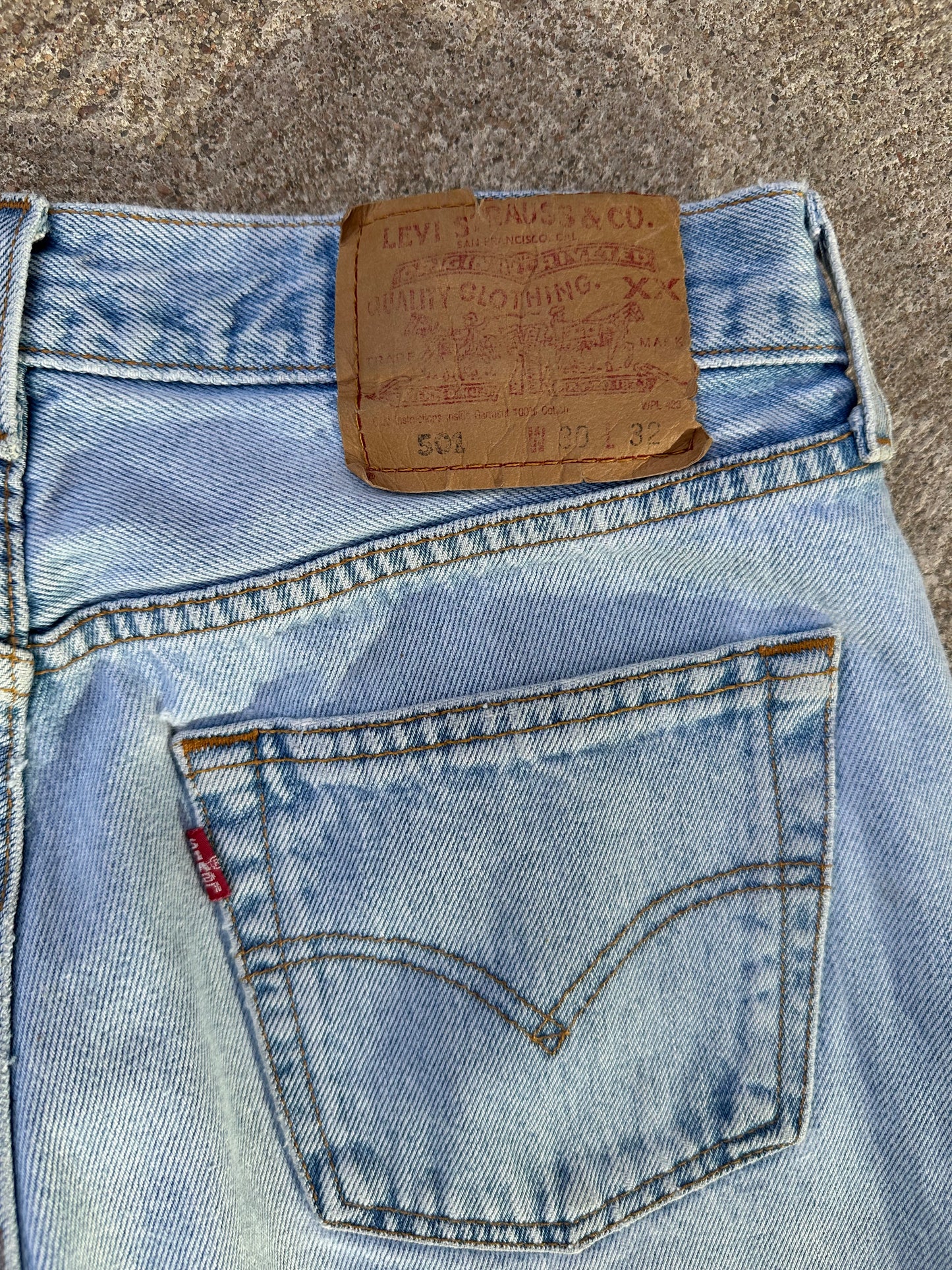 90’s Levi’s 501 Light Wash Denim Jeans (Men’s 27x31/Women’s 26)