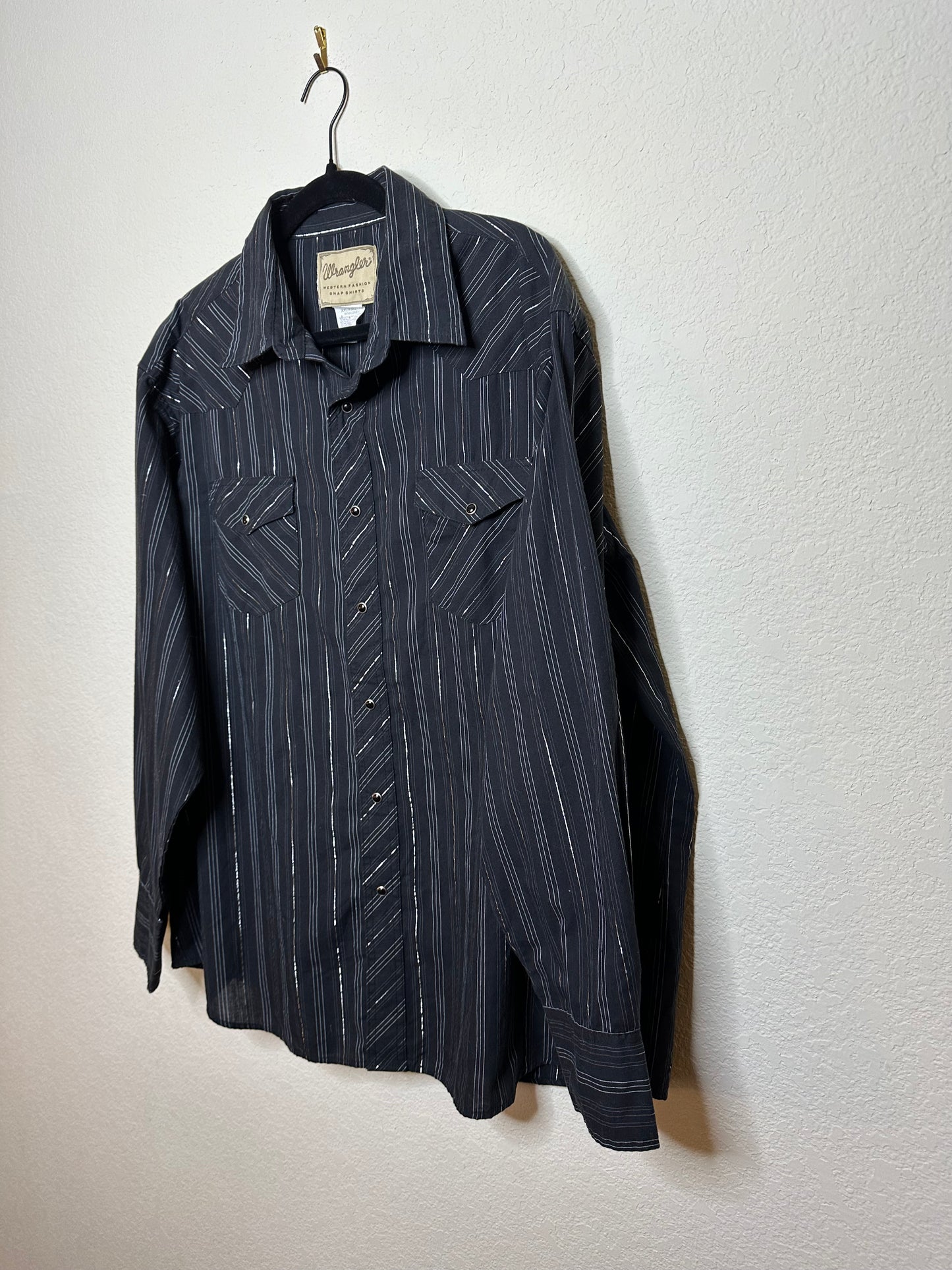 90’s Wrangler Metalic Pinstripe Western Pearl Snap Shirt (Unisex XXL)