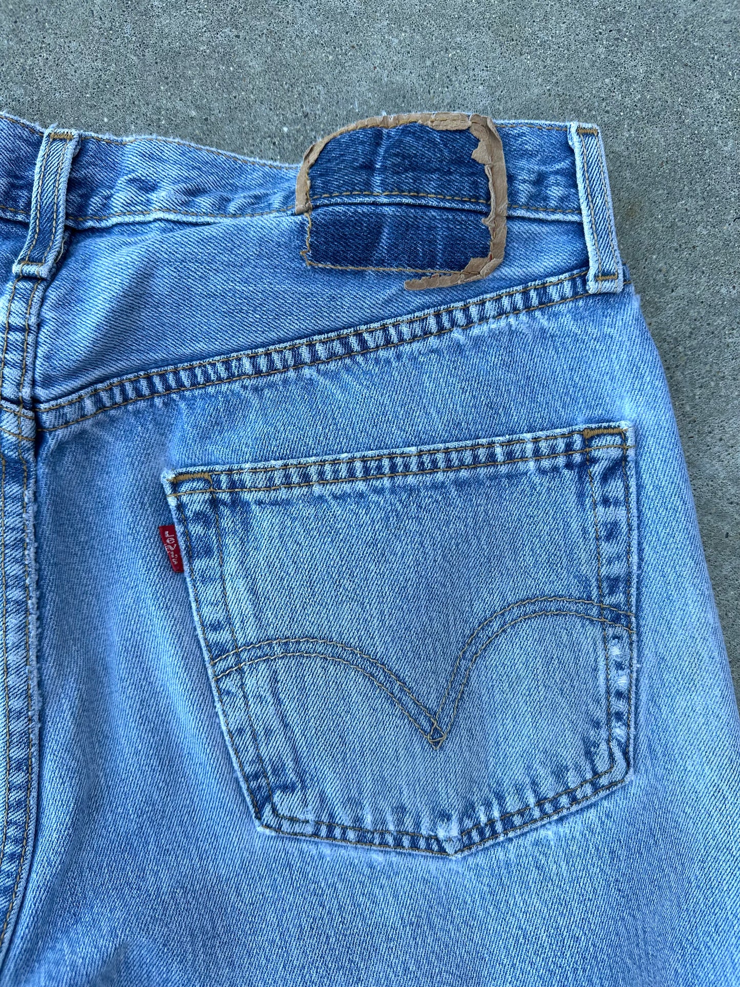 Y2K Levi’s 501 Light Wash Denim Jeans (Men’s 31x29 / Women’s 29)